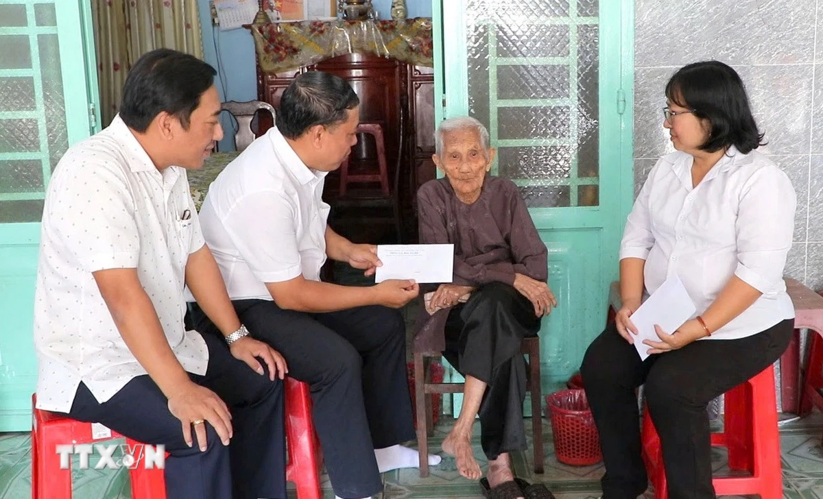Lãnh đạo Đảng ủy, HĐND, UBND, Ủy ban MTTQ Việt Nam phường Phú Lợi trao quà tặng của Đảng, Nhà nước nhân dịp chào mừng Đại hội đại biểu toàn quốc lần thứ XIV của Đảng và Tết Nguyên đán Bính Ngọ năm 2026, cho người được thụ hưởng tại nhà. (Ảnh: Huyền Trang/TTXVN)