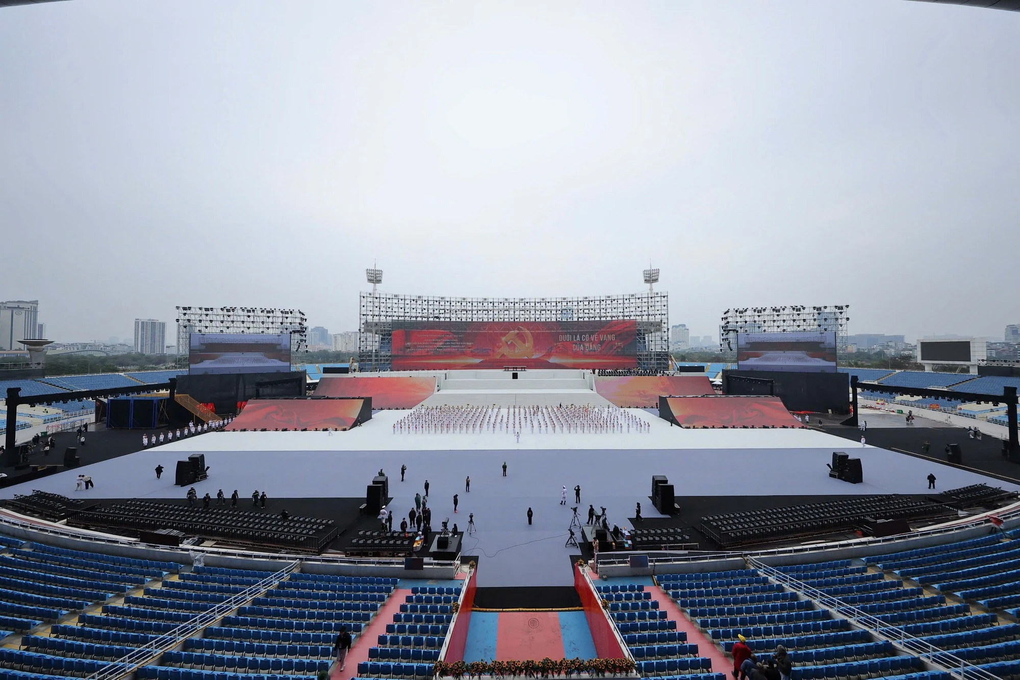 Khu vực sân vận động Mỹ Đình sẵn sàng cho Đại nhạc hội đặc biệt “Dưới lá cờ vẻ vang của Đảng”.