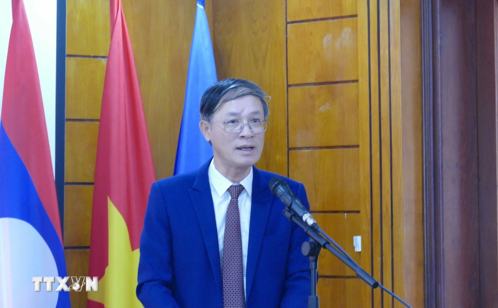 Đại biện lâm thời Đại sứ quán Việt Nam tại Lào Phan Minh Chiến phát biểu tại họp báo. (Ảnh: Xuân Tú/TTXVN)