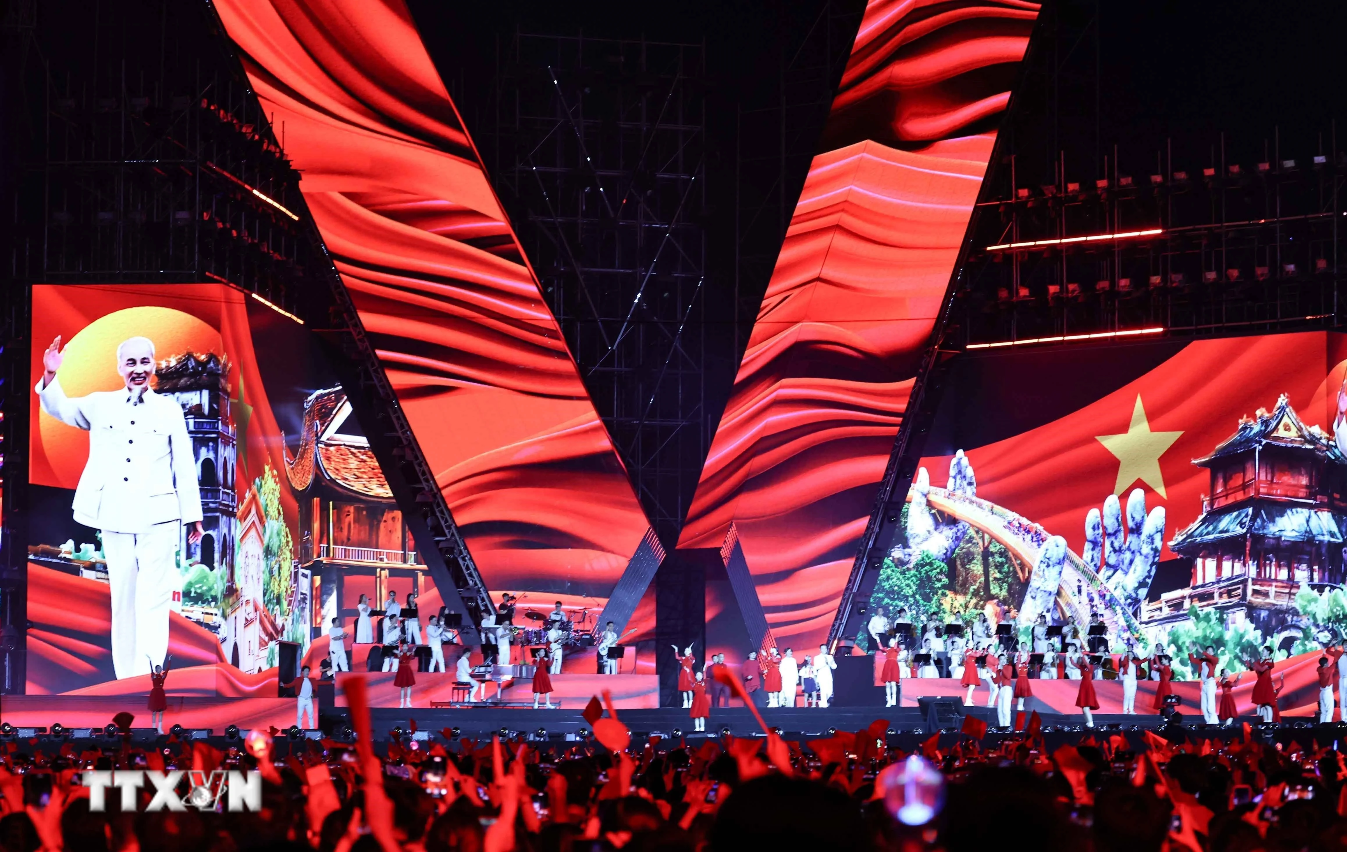 Chương trình nghệ thuật chính luận “Tổ quốc trong tim” nhân kỷ niệm 80 năm Cách mạng tháng Tám và Quốc khánh 2/9/2025. (Ảnh: Thanh Tùng/TTXVN)