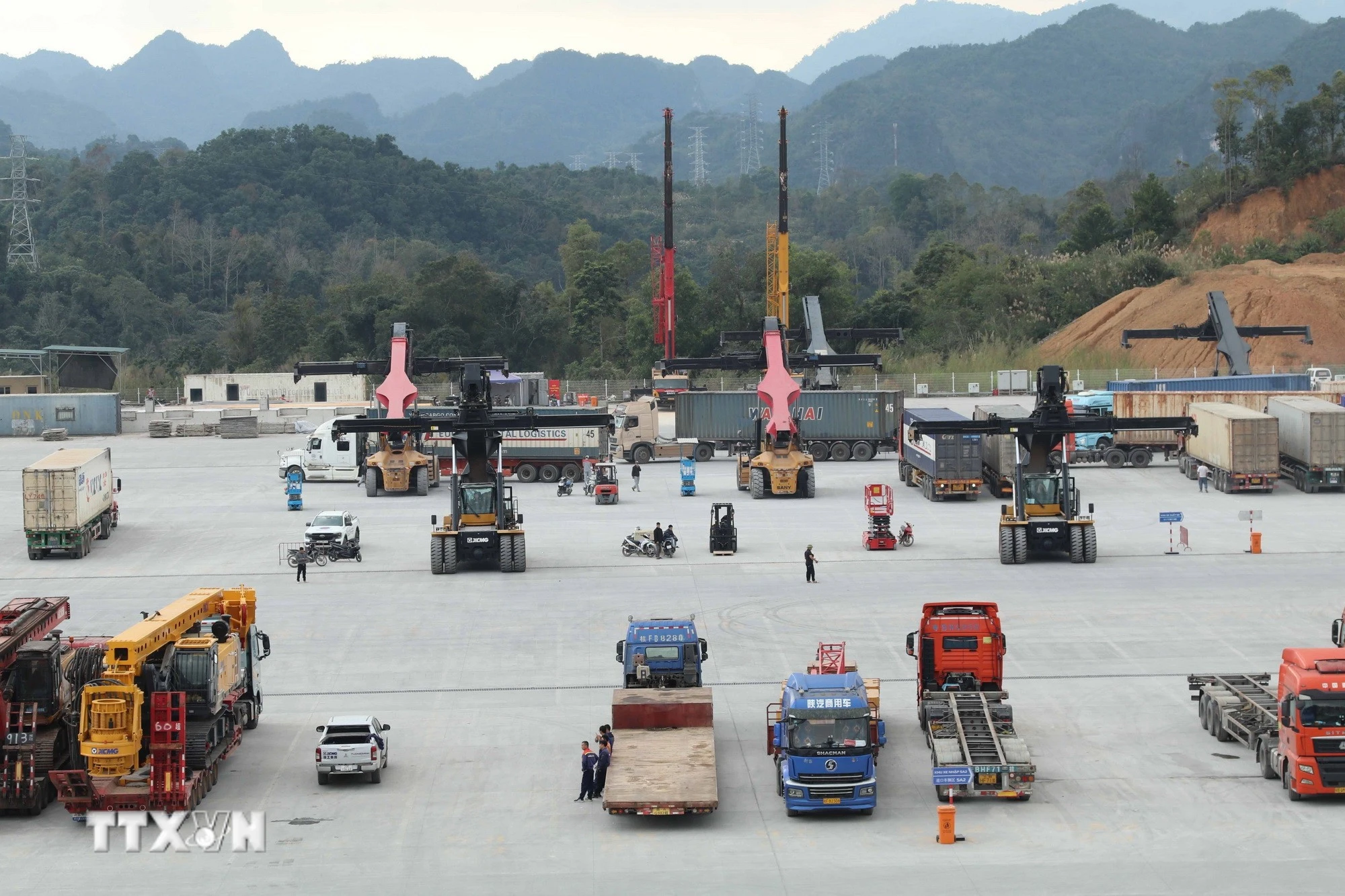 Hạ tầng bến bãi Công viên Logistics Viettel Lạng Sơn trong Khu Kinh tế cửa khẩu Đồng Đăng - Lạng Sơn. (Ảnh: Quang Duy/TTXVN)