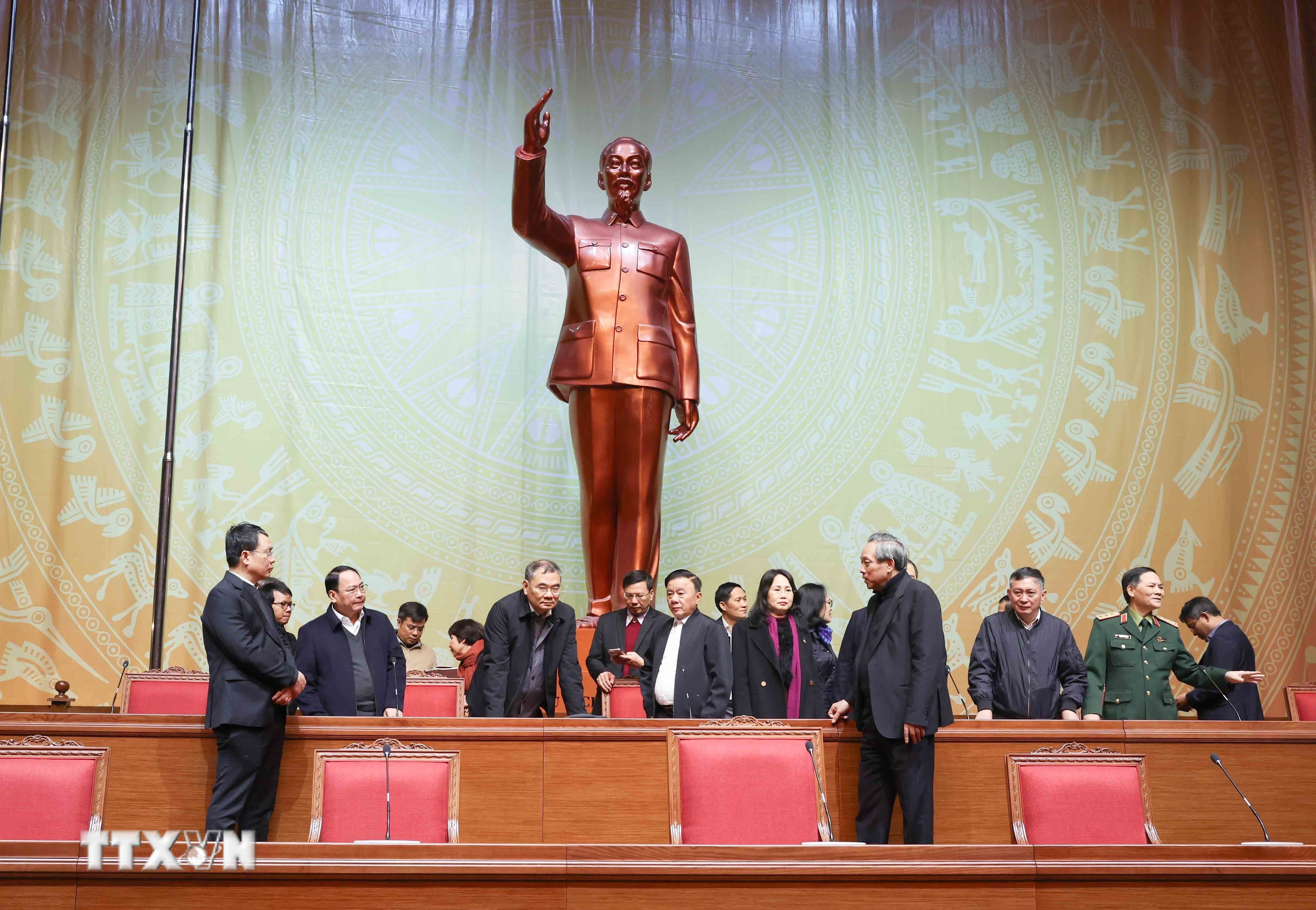 Thường trực Ban Bí thư Trần Cẩm Tú kiểm tra công tác chuẩn bị Đại hội đại biểu toàn quốc lần thứ XIV của Đảng tại Trung tâm Hội nghị Quốc gia. (Ảnh: Phương Hoa/TTXVN)