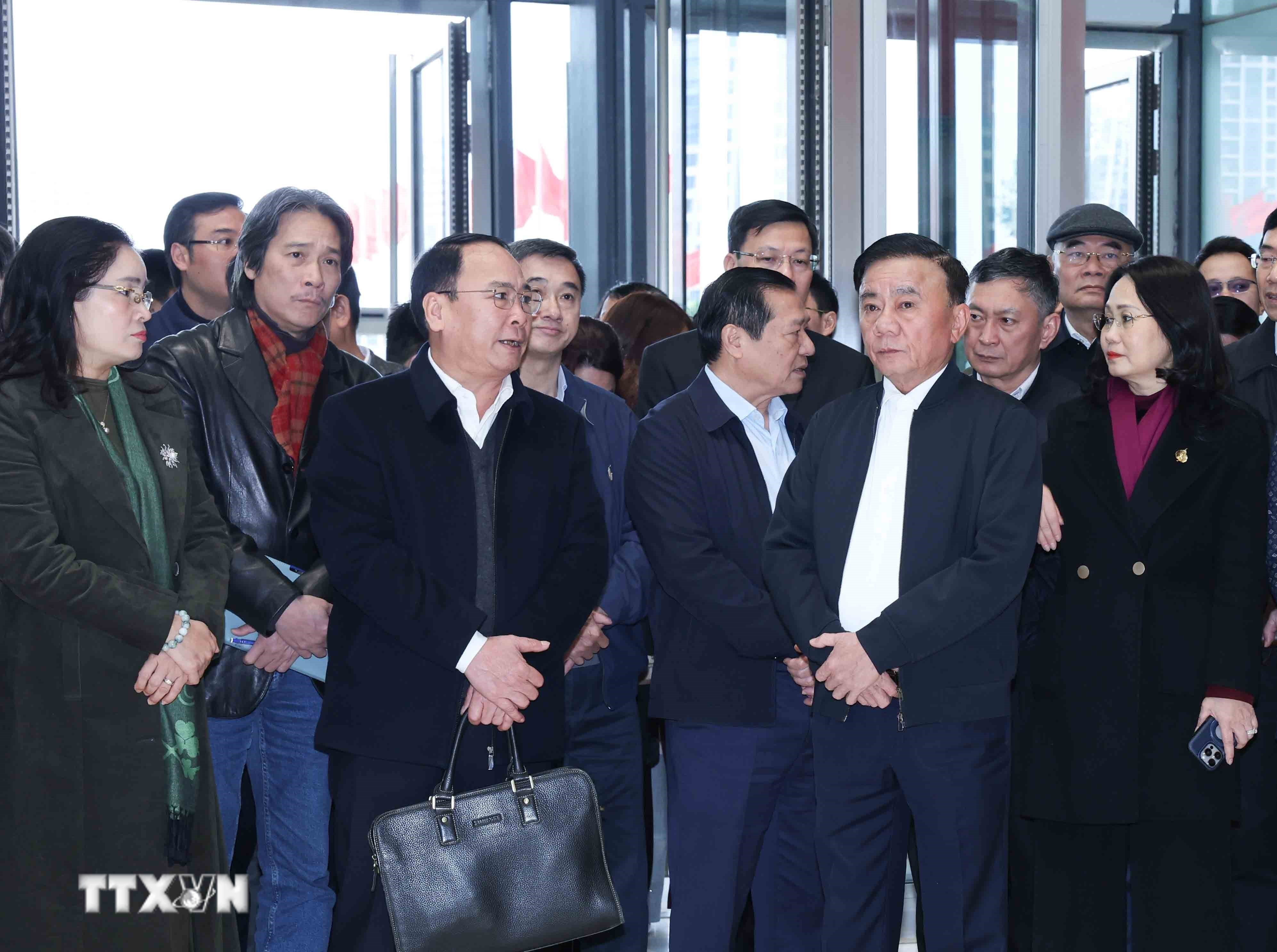 Thường trực Ban Bí thư Trần Cẩm Tú kiểm tra công tác chuẩn bị Đại hội đại biểu toàn quốc lần thứ XIV của Đảng tại Trung tâm Hội nghị Quốc gia. (Ảnh: Phương Hoa/TTXVN)