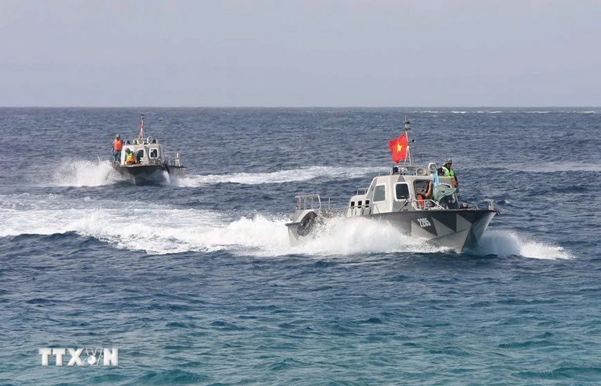 Trực tuần tra làm nhiệm vụ trên khu vực biển Đông của Lữ đoàn 146, Vùng 4 Hải quân trong những ngày Đại hội Đảng XIV diễn ra. (Ảnh: TTXVN phát)