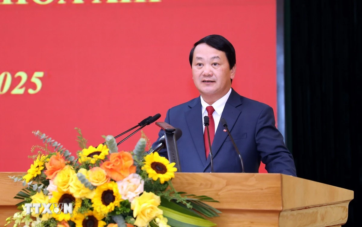 Đồng chí Hầu A Lềnh, Ủy viên Trung ương Đảng, Bí thư Tỉnh ủy Tuyên Quang phát biểu tại Hội nghị lần thứ hai BCH Đảng bộ tỉnh Tuyên Quang khóa I. (Ảnh: Quang Cường/TTXVN)