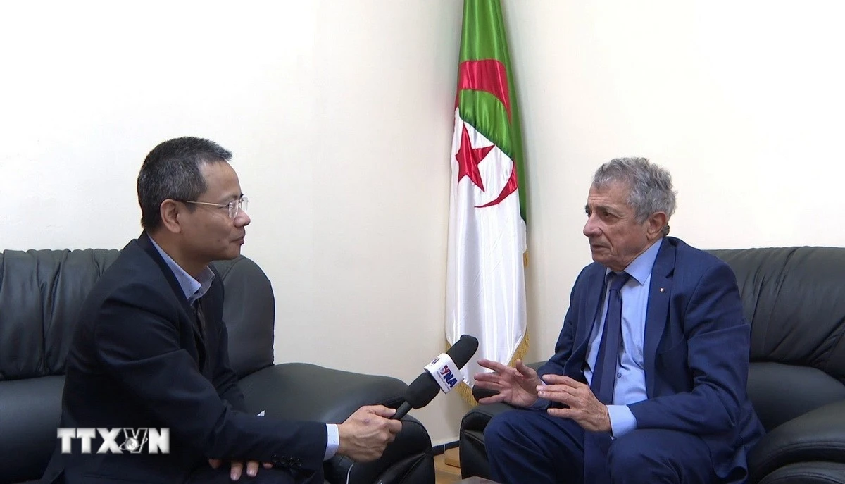 Ông Mourad Lamoudi, Ủy viên Trung ương phụ trách đối ngoại, Đảng Mặt trận Giải phóng Dân tộc (FLN) ở Algeria trả lời phỏng vấn phóng viên TTXVN. (Ảnh: Nguyễn An/TTXVN)