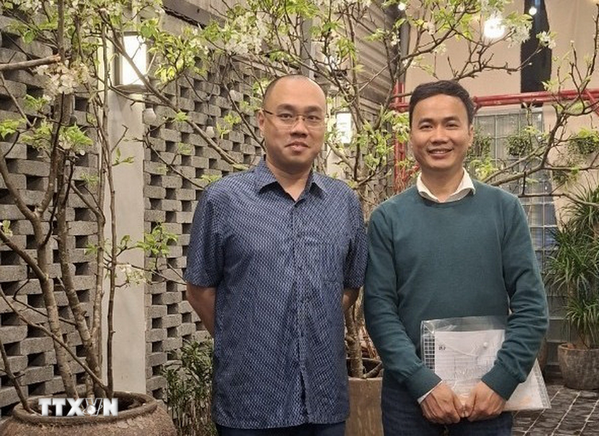 Phó Giáo sư-Tiến sỹ Phạm Quốc Nghị (bên phải) chụp ảnh cùng Phó Giáo sư-Tiến sỹ Trần Hải Đức, Trường đại học Khoa Học Tự Nhiên Hà Nội. (Ảnh: TTXVN phát)