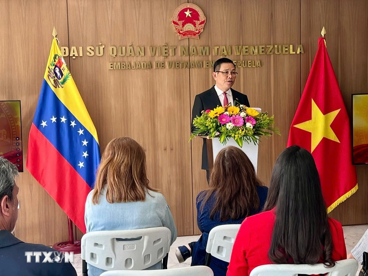 Đại sứ Vũ Trung Mỹ trả lời câu hỏi của truyền thông tại sự kiện. (Ảnh: TTXVN phát)