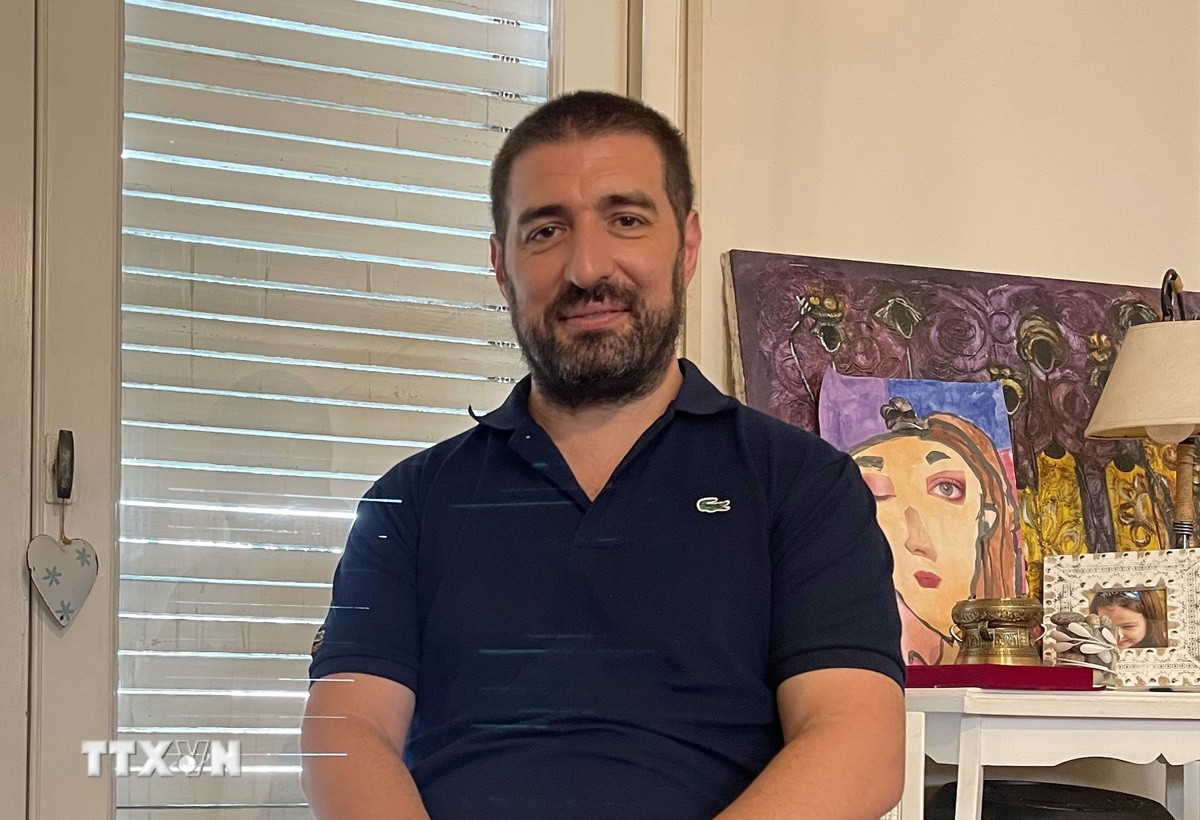 Nhà văn, nhà báo Gastón Fiorda trả lời phỏng vấn phóng viên TTXVN. (Ảnh: Diệu Hương/TTXVN)