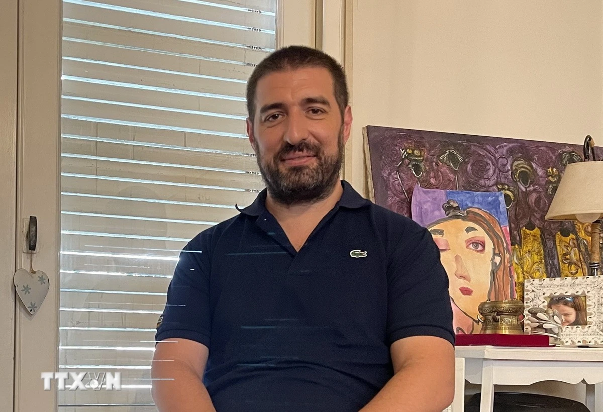 Nhà văn, nhà báo Gastón Fiorda trả lời phỏng vấn phóng viên TTXVN. (Ảnh: Diệu Hương/TTXVN)