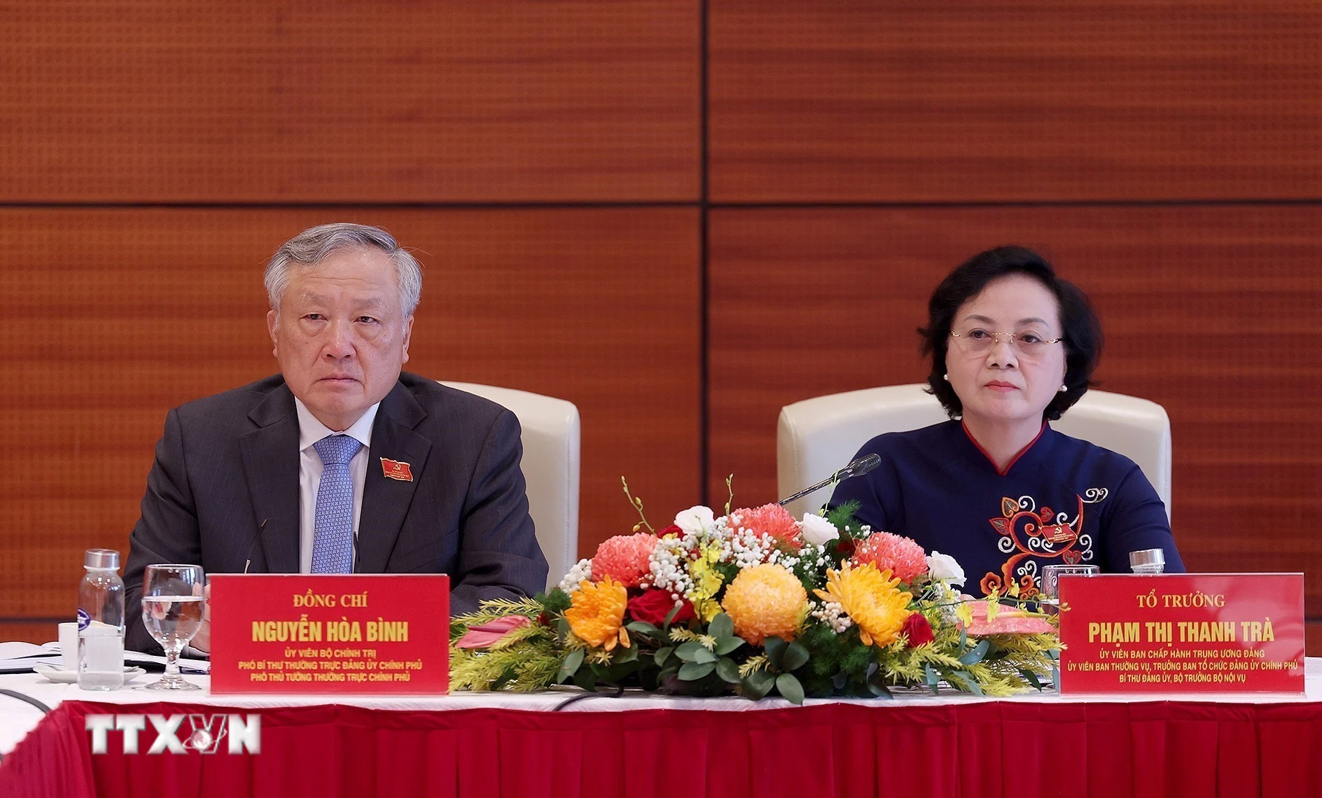 Đồng chí Nguyễn Hoà Bình, Ủy viên Bộ Chính trị, Phó Bí thư thường trực Đảng ủy Chính phủ, Phó Thủ tướng thường trực Chính phủ và đồng chí Phạm Thị Thanh Trà, Ủy viên Trung ương Đảng, Ủy viên Ban Thường vụ Đảng ủy Chính phủ, Bộ trưởng Bộ Nội vụ thảo luận tại tổ. (Ảnh: Dương Giang/TTXVN)