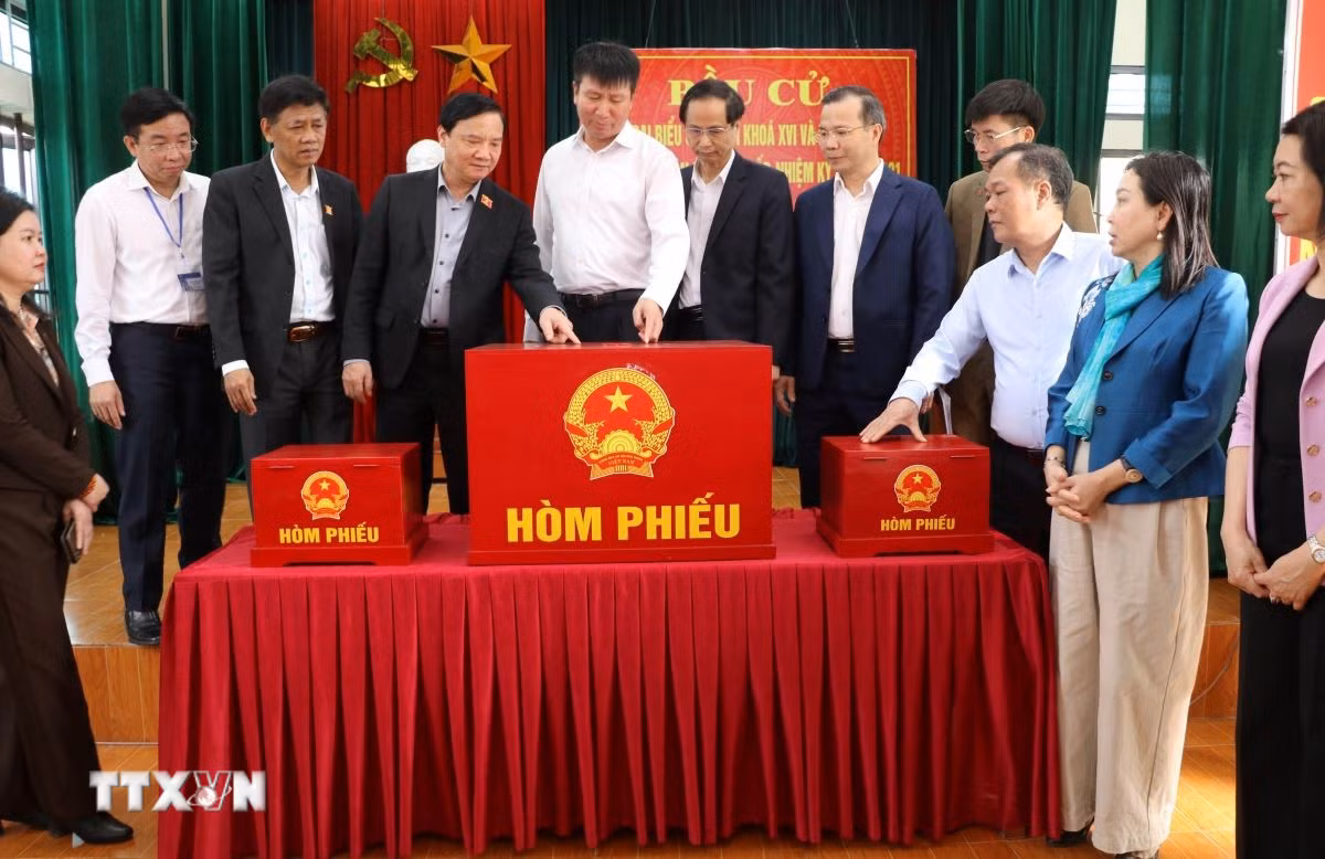 ttxvn-pho-chu-tich-quoc-hoi-nguyen-khac-dinh-kiem-tra-cong-tac-chuan-bi-bau-cu-tai-ninh-binh-27-1.jpg