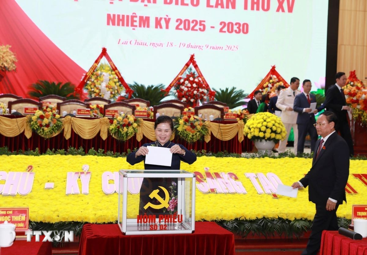 Đồng chí Giàng Páo Mỷ, Ủy viên Trung ương Đảng, Bí thư Tỉnh ủy Lai Châu nhiệm kỳ 2020-2025 cùng đại biểu bỏ phiếu bầu Ban Chấp hành Đảng bộ tỉnh Lai Châu nhiệm kỳ 2025-2030. (Ảnh: Quý Trung/TTXVN) ttxvn-dai-hoi-dai-bieu-dang-bo-tinh-lai-chau-nhiem-ky-2025-2030-1809-3.jpg