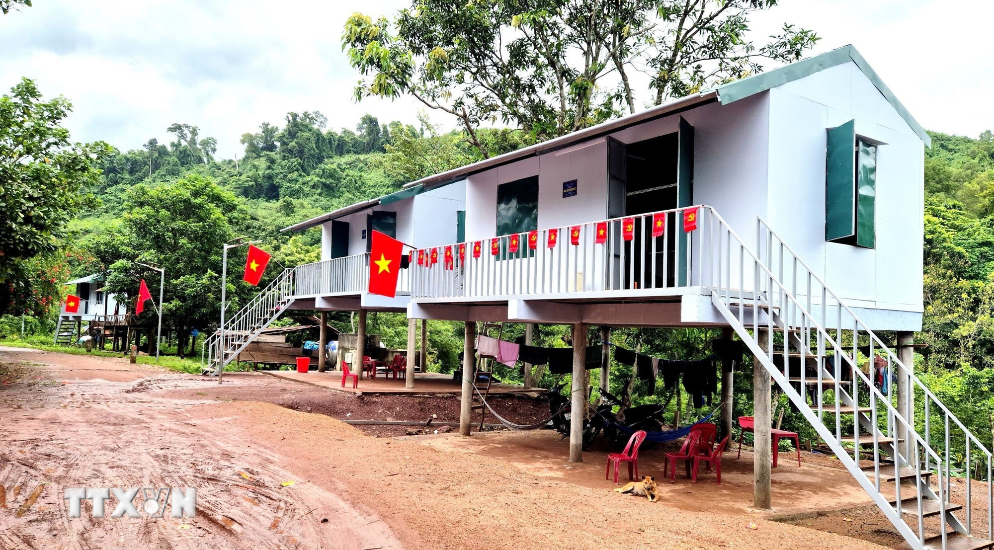 Cơ bản hoàn thành trước thời hạn 5 năm 4 tháng mục tiêu của Trung ương Khóa XIII về xóa nhà tạm, nhà dột nát trên phạm vi cả nước với tổng số 334.234 căn nhà. ttxvn-xoa-nha-tam-28.jpg