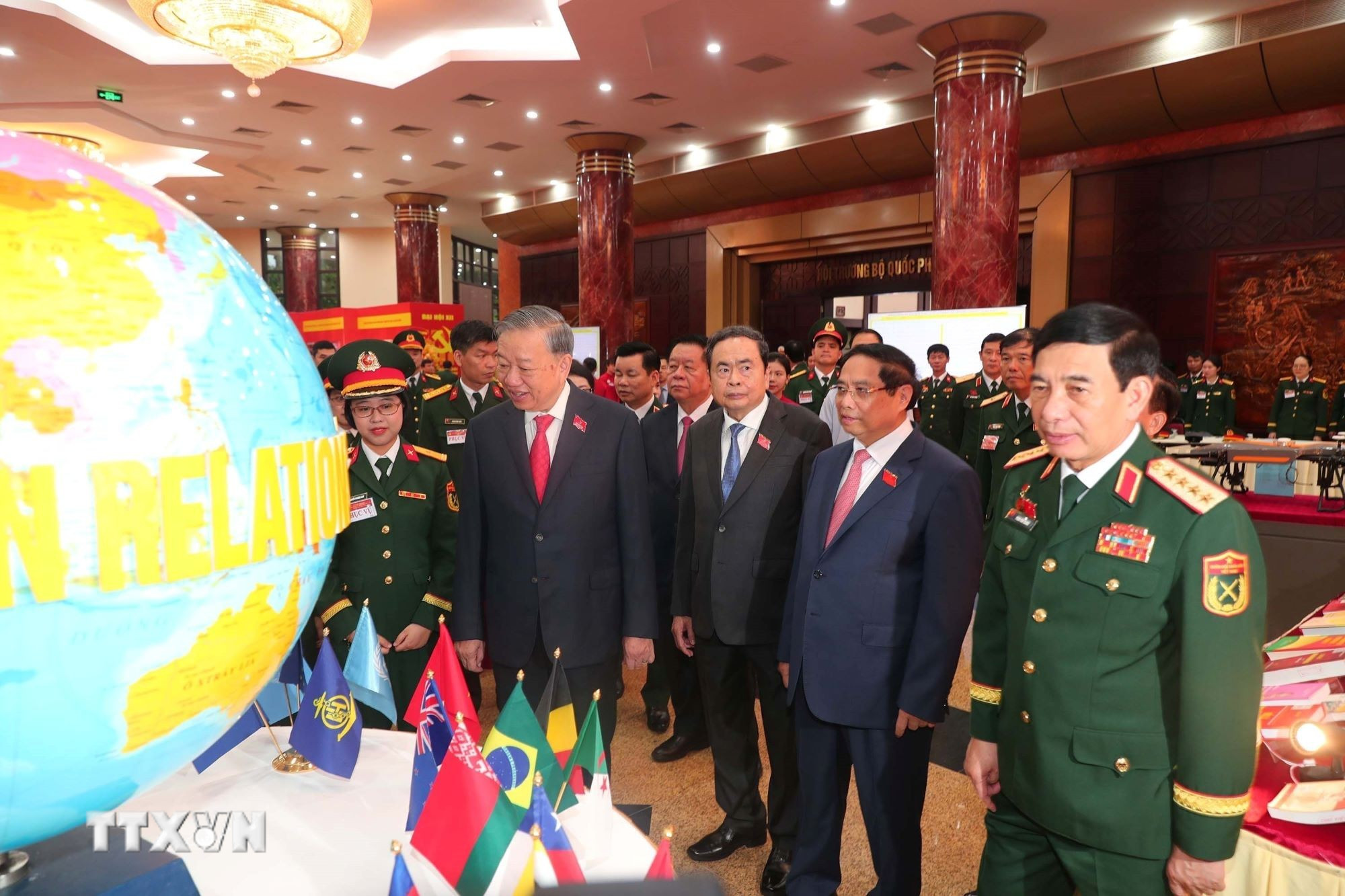Tổng Bí thư Tô Lâm và các đại biểu tham quan triển lãm thành tựu quốc phòng. (Ảnh: Trọng Đức/TTXVN) ttxvn-tong-bi-thu-to-lam-du-dai-hoi-dai-bieu-dang-bo-quan-doi-nhiem-ky-2025-2030-6.jpg