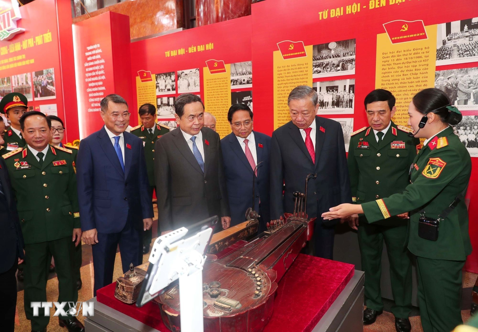 Tổng Bí thư Tô Lâm và các đại biểu tham quan triển lãm thành tựu quốc phòng. (Ảnh: Trọng Đức/TTXVN) ttxvn-tong-bi-thu-to-lam-du-dai-hoi-dai-bieu-dang-bo-quan-doi-nhiem-ky-2025-2030-7.jpg