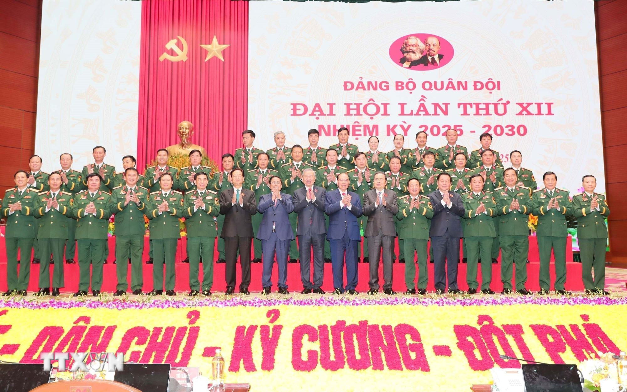ttxvn-tong-bi-thu-to-lam-du-dai-hoi-dai-bieu-dang-bo-quan-doi-lan-thu-xii-30-16.jpg
