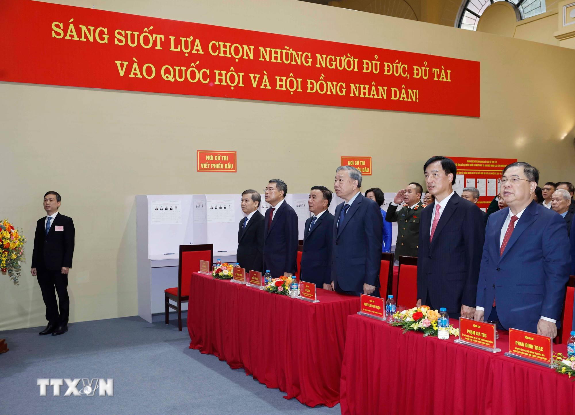 ttxvn-tong-bi-thu-to-lam-bo-phieu-bau-cu-tai-phuong-ba-dinh-ha-noi-15-6.jpg