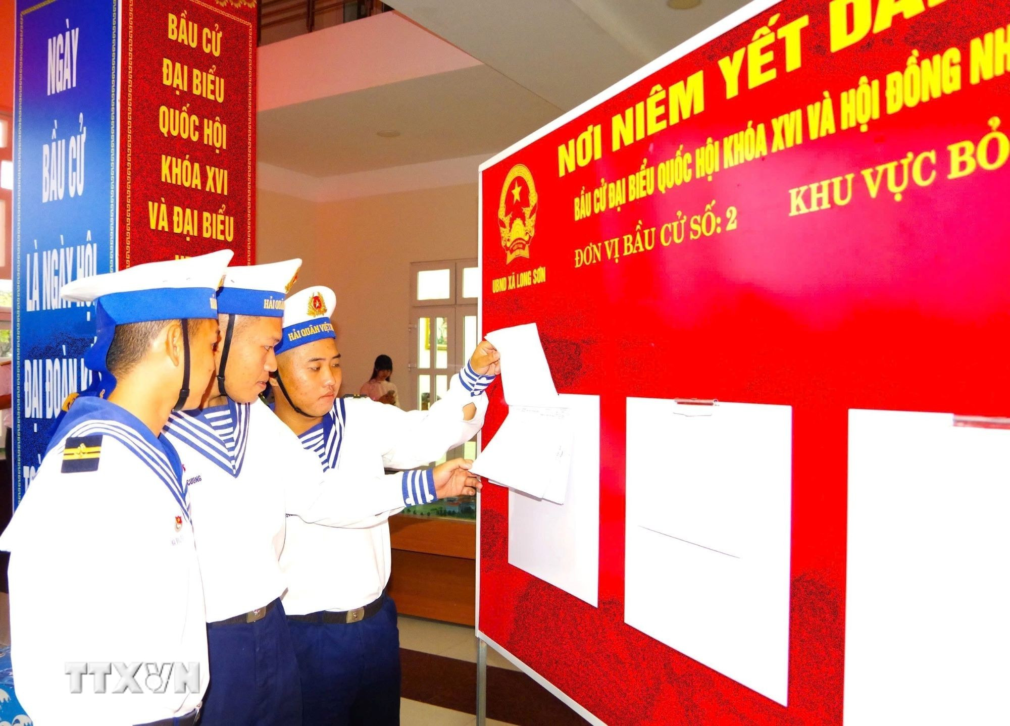 ttxvn-bau-cu-quoc-hoi-va-hdnd-vung-2-hai-quan-to-chuc-bau-cu-som-va-tien-doan-thuc-hien-nhiem-vu-tren-bien-26-1.jpg
