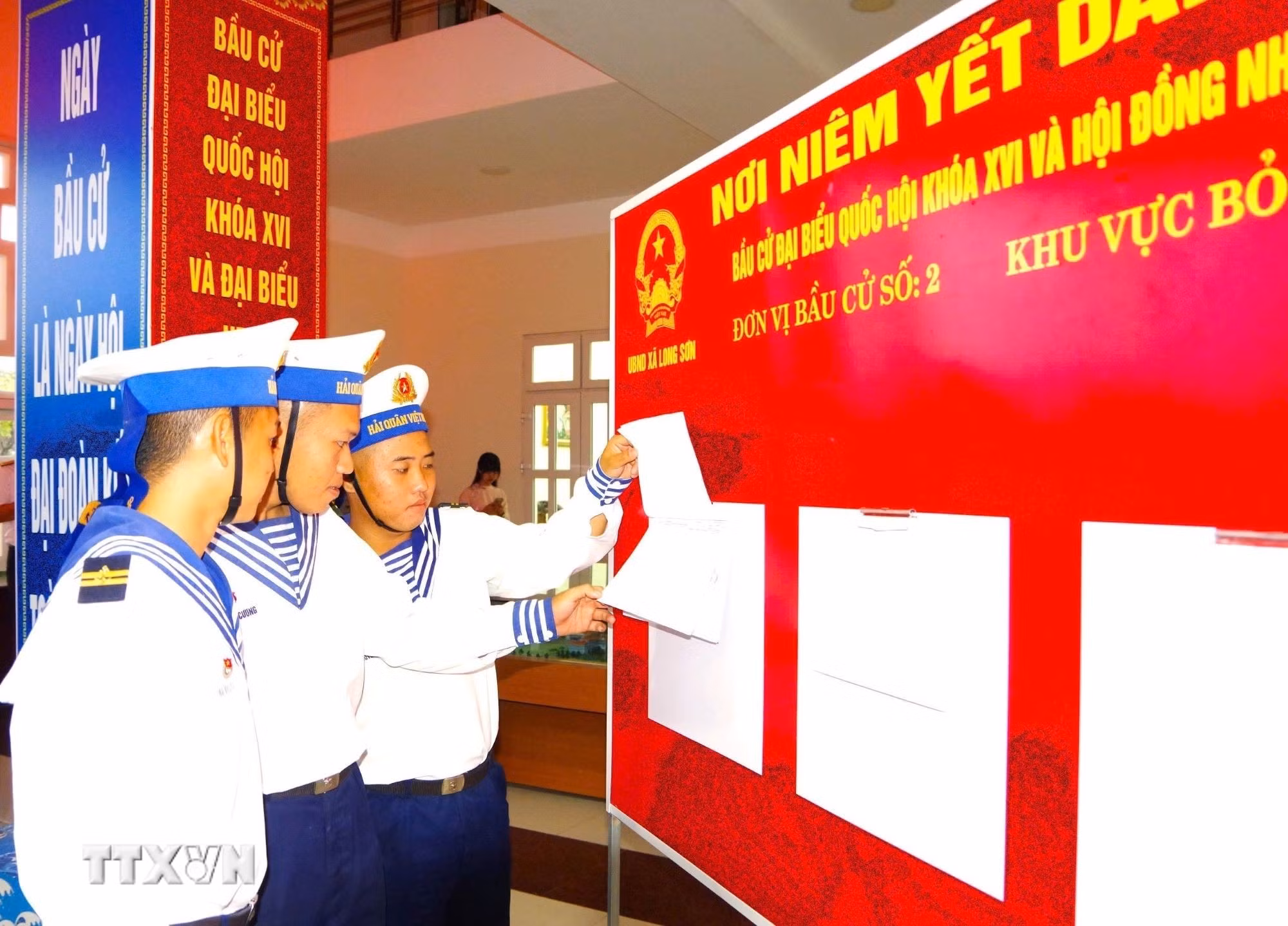 ttxvn-bau-cu-quoc-hoi-va-hdnd-vung-2-hai-quan-to-chuc-bau-cu-som-va-tien-doan-thuc-hien-nhiem-vu-tren-bien-26-1.jpg