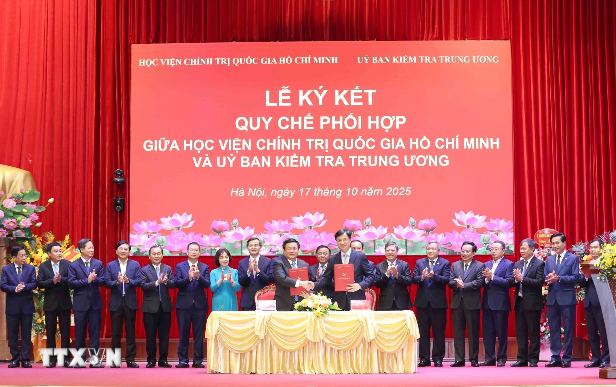 ttxvn-le-cong-bo-quyet-dinh-thanh-lap-va-ra-mat-trung-tam-nghien-cuu-va-dao-tao-boi-duong-cong-tac-kiem-tra-dang-2.jpg