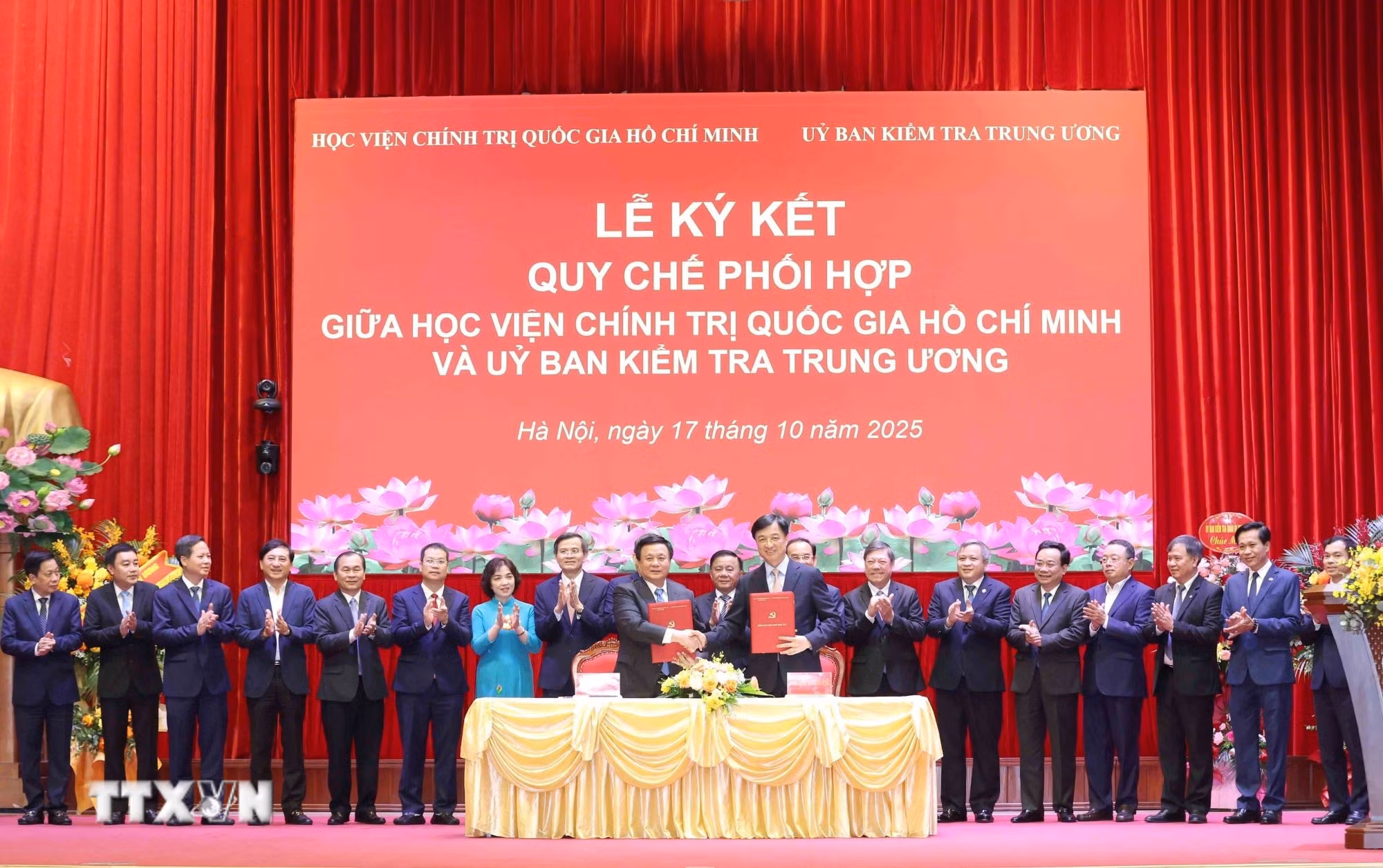 ttxvn-le-cong-bo-quyet-dinh-thanh-lap-va-ra-mat-trung-tam-nghien-cuu-va-dao-tao-boi-duong-cong-tac-kiem-tra-dang-2.jpg