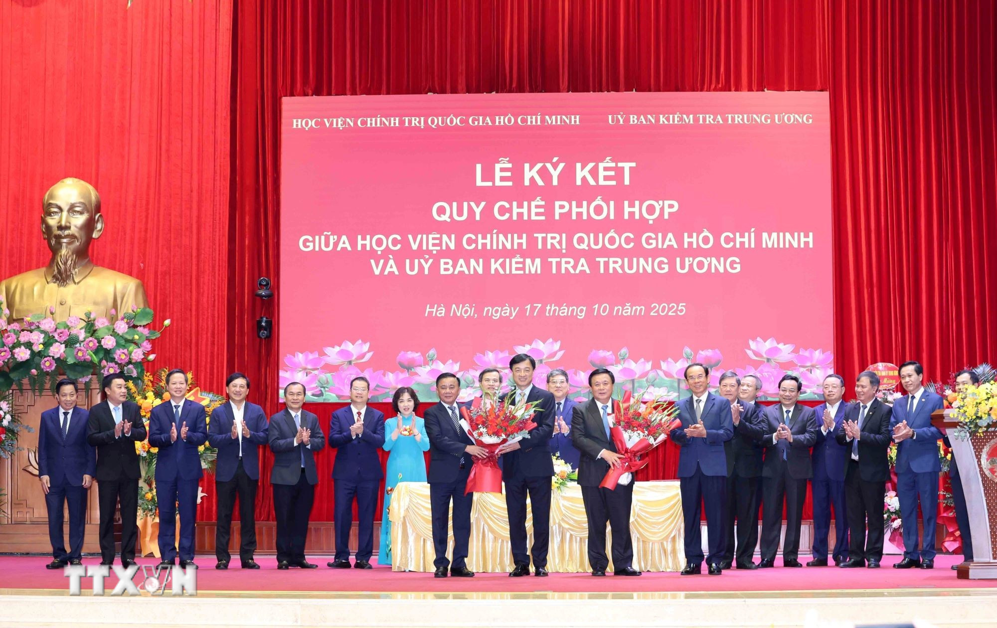 ttxvn-le-cong-bo-quyet-dinh-thanh-lap-va-ra-mat-trung-tam-nghien-cuu-va-dao-tao-boi-duong-cong-tac-kiem-tra-dang-7.jpg