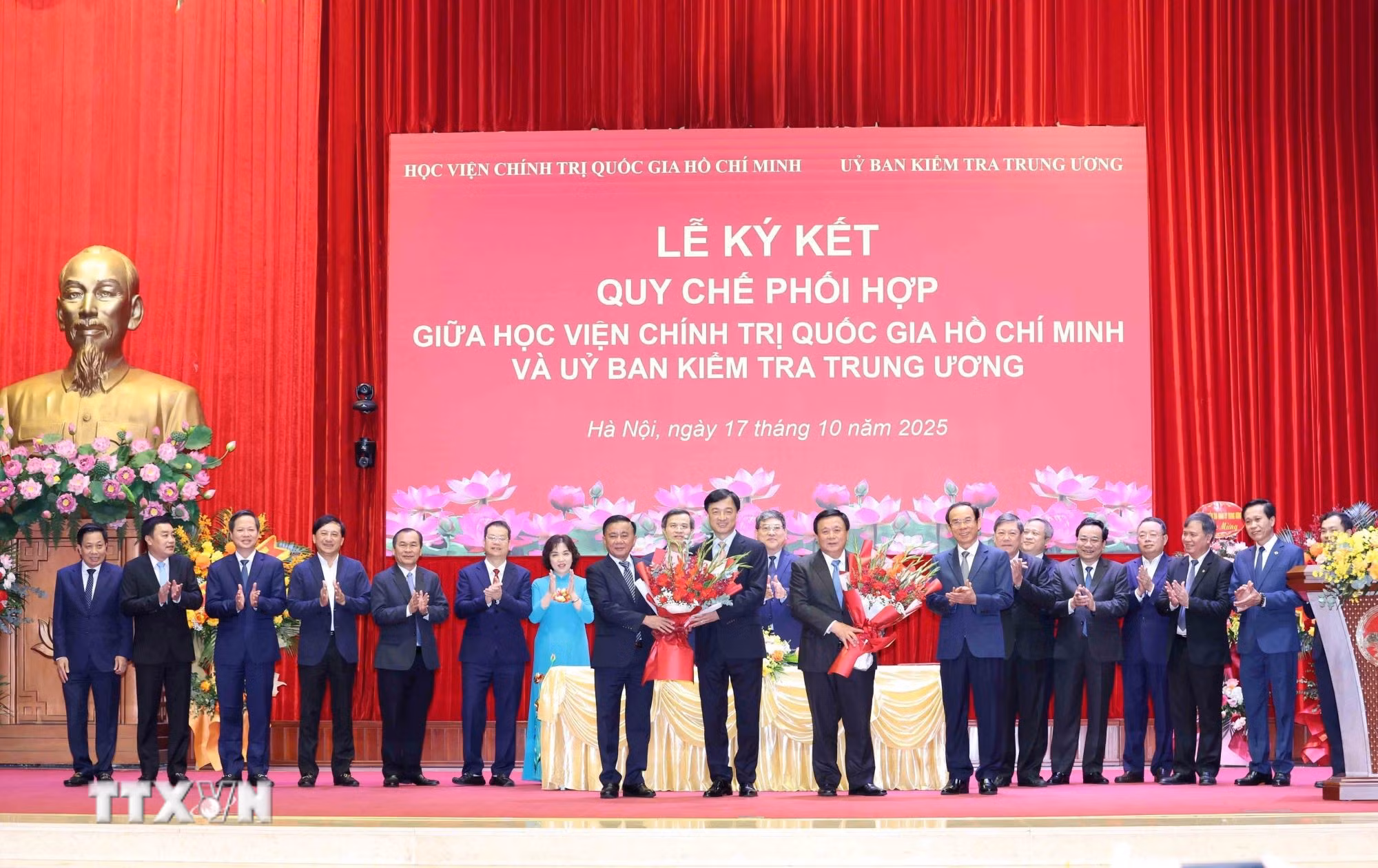 ttxvn-le-cong-bo-quyet-dinh-thanh-lap-va-ra-mat-trung-tam-nghien-cuu-va-dao-tao-boi-duong-cong-tac-kiem-tra-dang-7.jpg