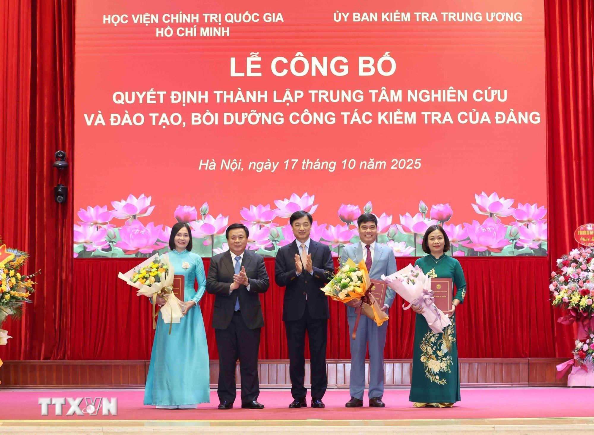 ttxvn-le-cong-bo-quyet-dinh-thanh-lap-va-ra-mat-trung-tam-nghien-cuu-va-dao-tao-boi-duong-cong-tac-kiem-tra-dang-8.jpg