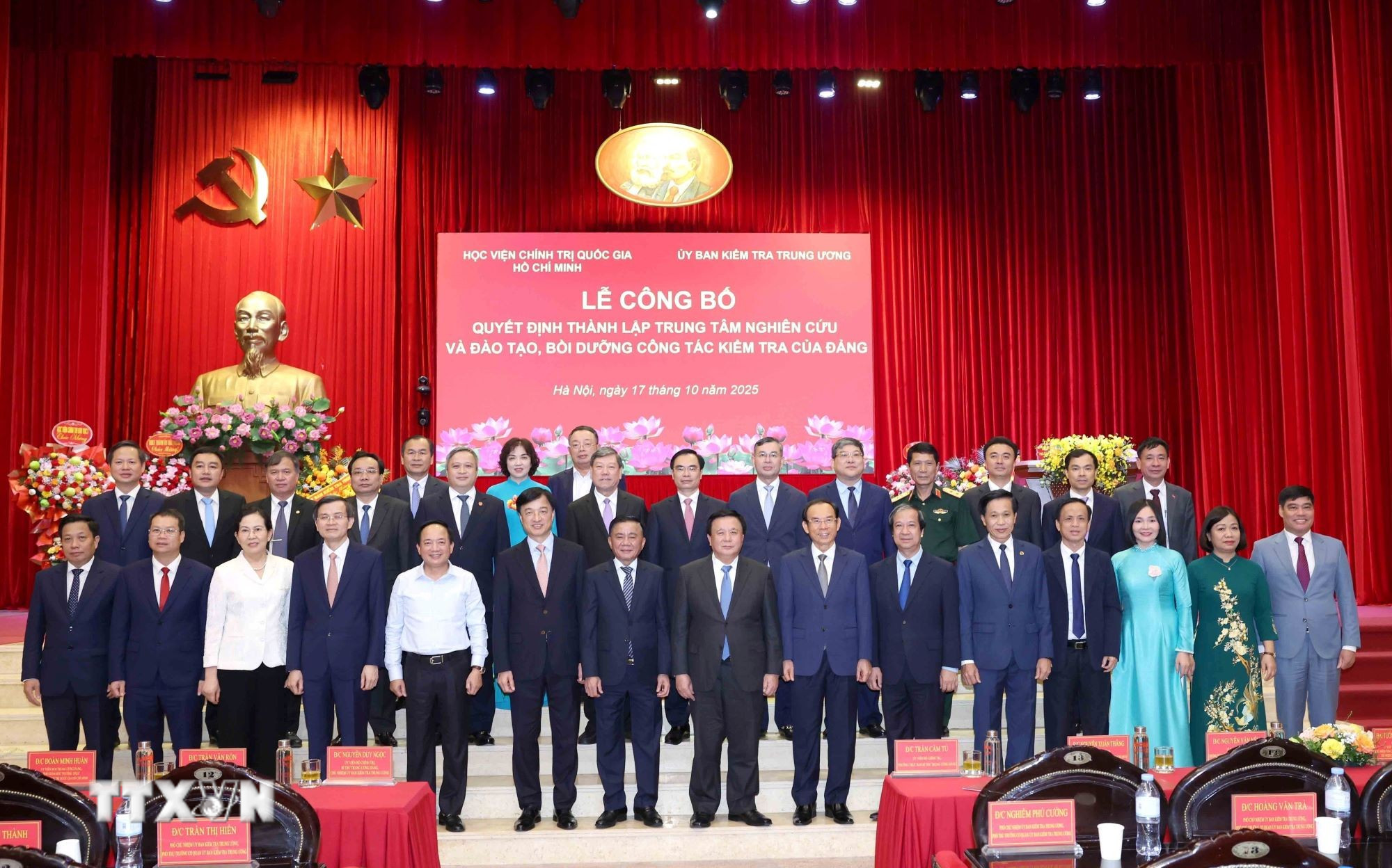 ttxvn-le-cong-bo-quyet-dinh-thanh-lap-va-ra-mat-trung-tam-nghien-cuu-va-dao-tao-boi-duong-cong-tac-kiem-tra-dang-1.jpg