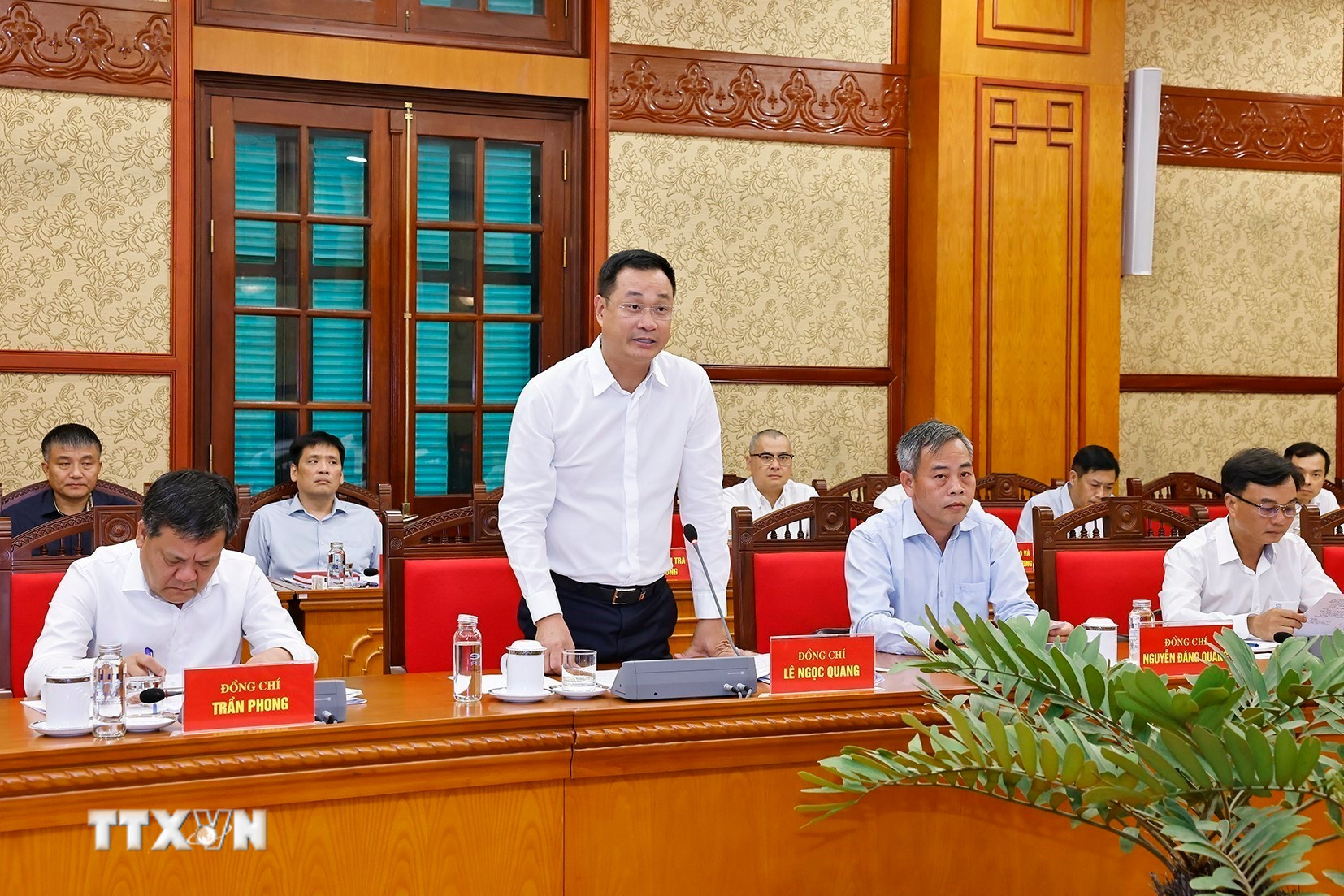 ttxvn-chu-tich-quoc-hoi-tran-thanh-man-chu-tri-lam-viec-voi-ban-thuong-vu-tinh-uy-quang-tri-0809-5.jpg
