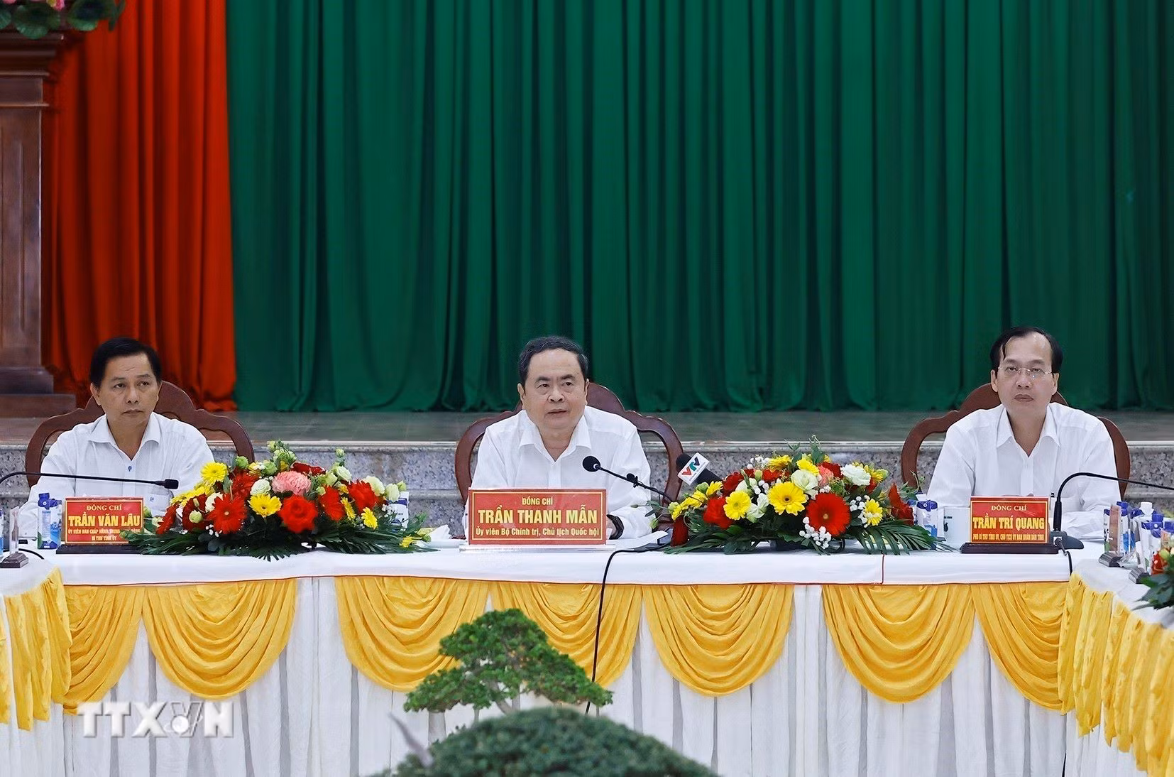 ttxvn-chu-tich-quoc-hoi-tran-thanh-man-lam-viec-voi-uy-ban-bau-cu-tinh-vinh-long-31-5.jpg