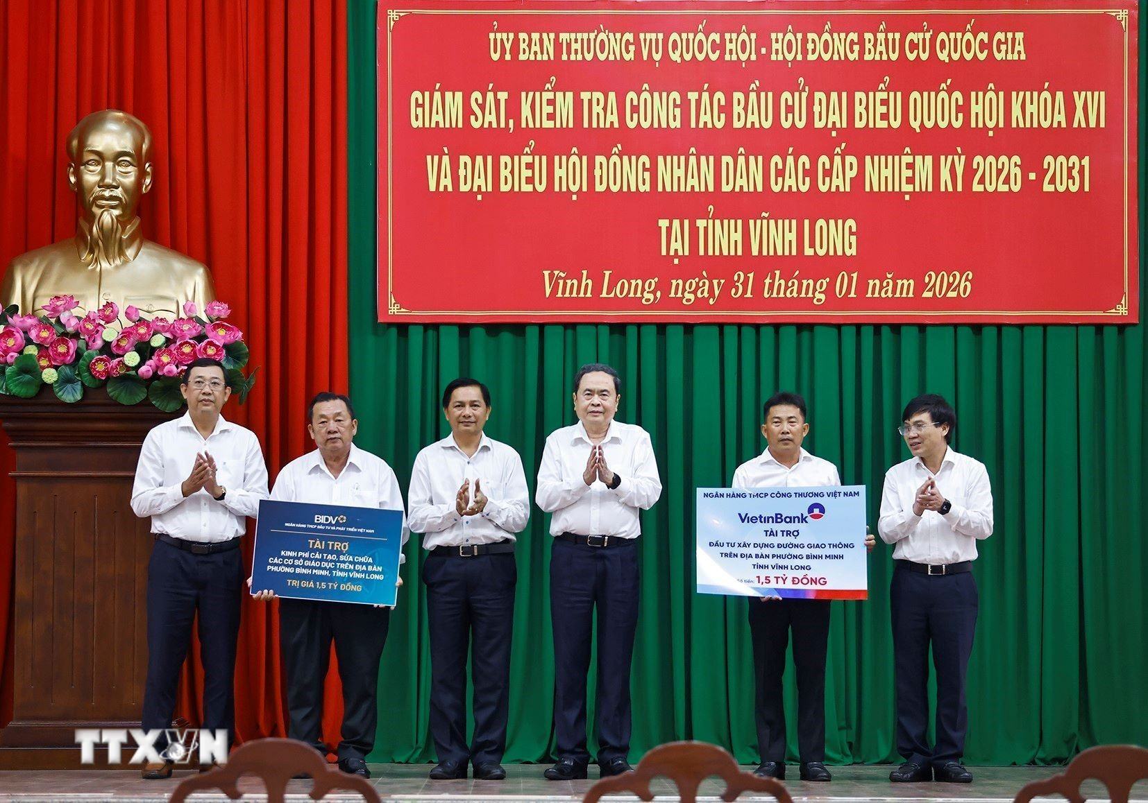 ttxvn-chu-tich-quoc-hoi-tran-thanh-man-lam-viec-voi-uy-ban-bau-cu-tinh-vinh-long-31-7.jpg