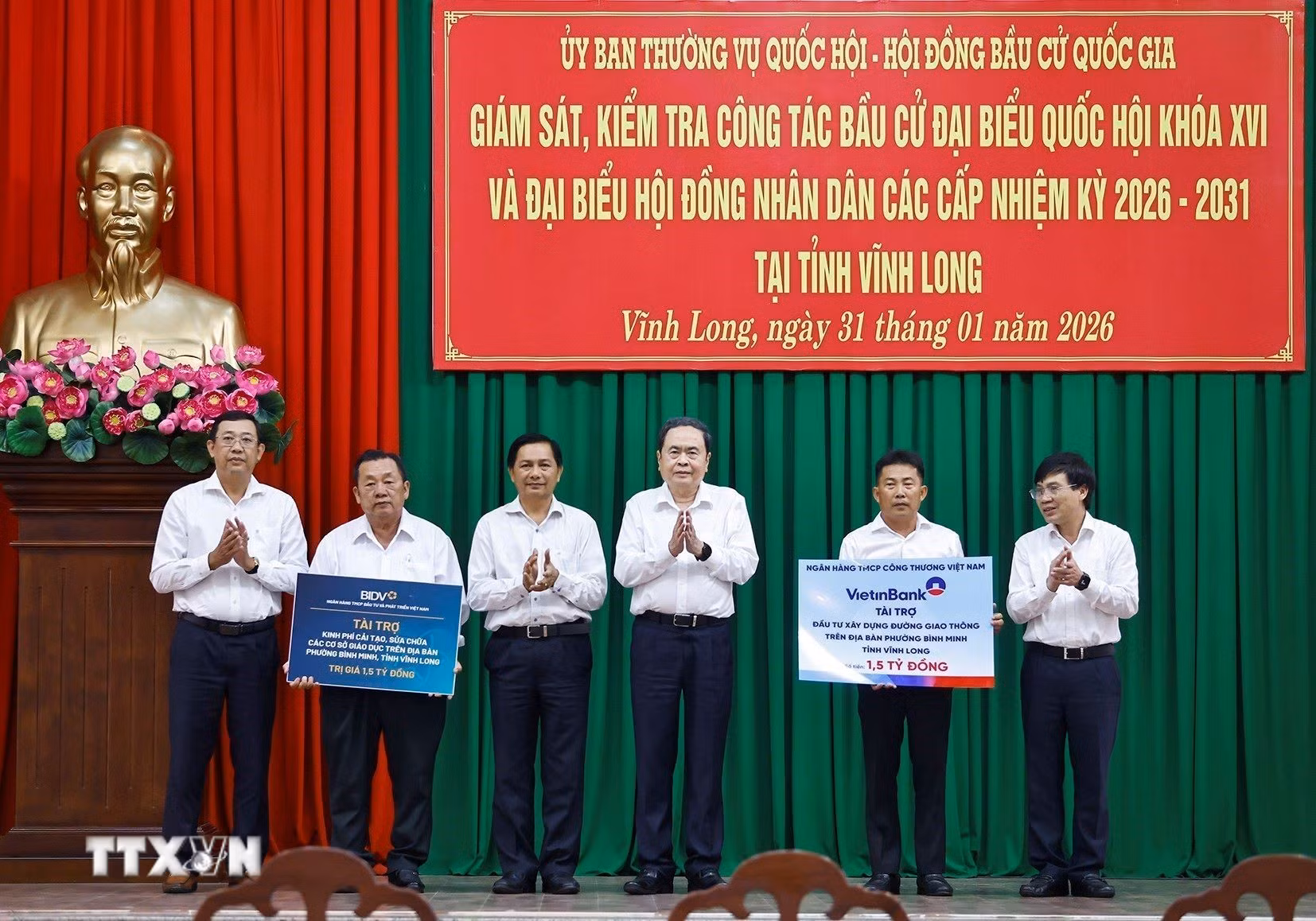ttxvn-chu-tich-quoc-hoi-tran-thanh-man-lam-viec-voi-uy-ban-bau-cu-tinh-vinh-long-31-7.jpg
