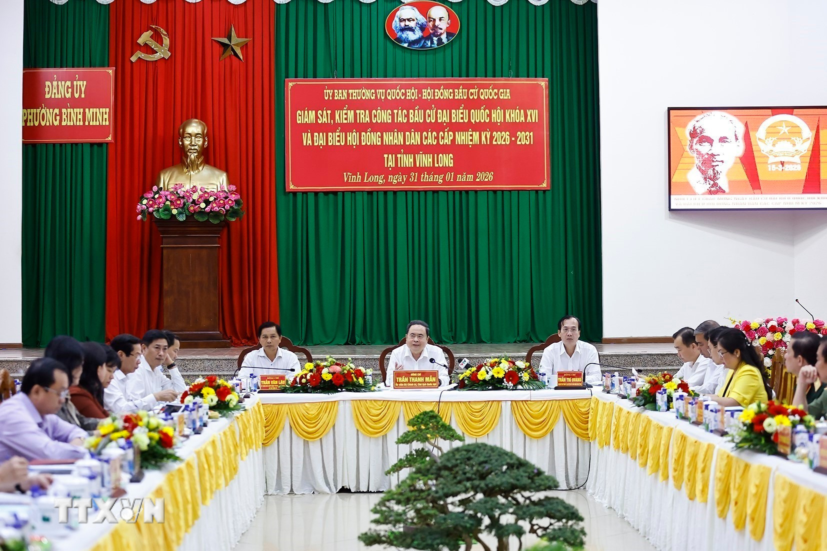 ttxvn-chu-tich-quoc-hoi-tran-thanh-man-lam-viec-voi-uy-ban-bau-cu-tinh-vinh-long-31-6.jpg