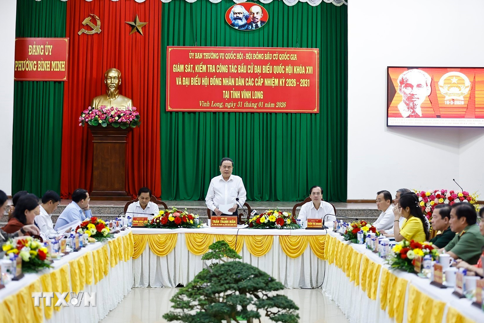 ttxvn-chu-tich-quoc-hoi-tran-thanh-man-lam-viec-voi-uy-ban-bau-cu-tinh-vinh-long-31-4.jpg