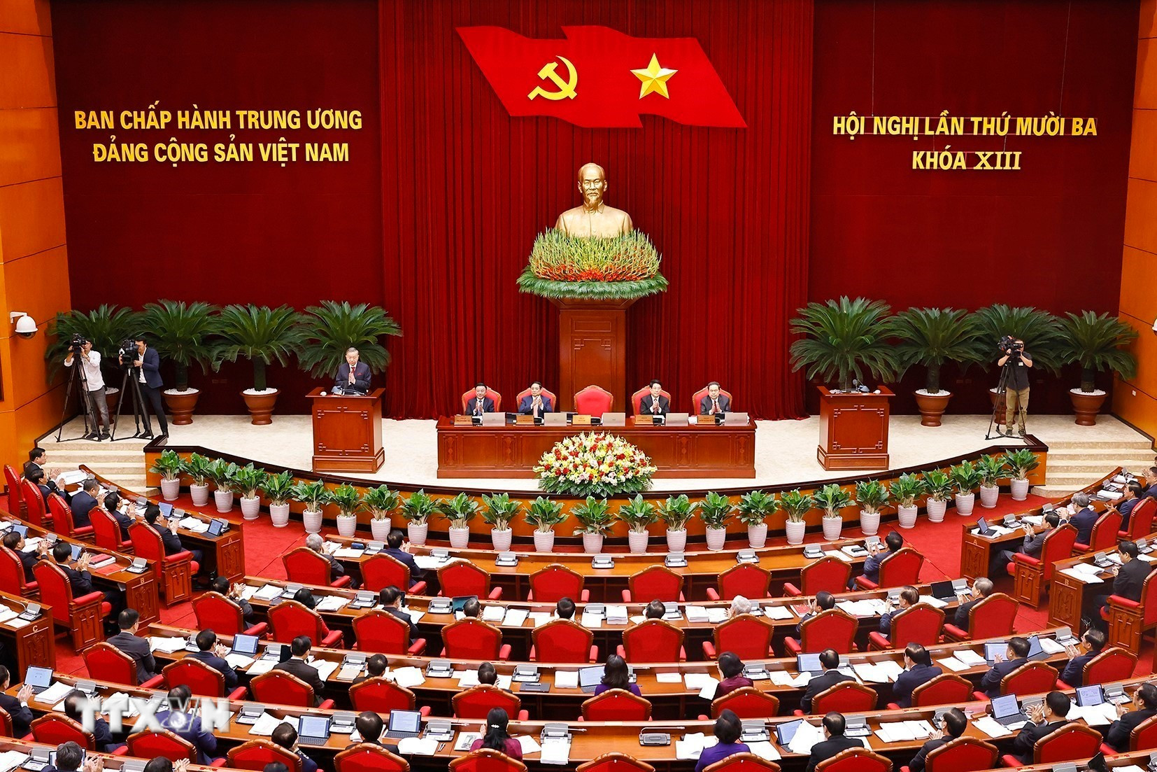 ttxvn-khai-mac-hoi-nghi-lan-thu-muoi-ba-ban-chap-hanh-trung-uong-dang-khoa-xiii-06-2.jpg