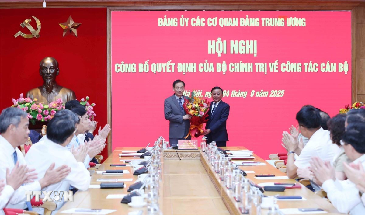 ttxvn-dong-chi-giu-chuc-pho-bi-thu-thuong-truc-dang-uy-cac-co-quan-dang-trung-uong-0409-3.jpg