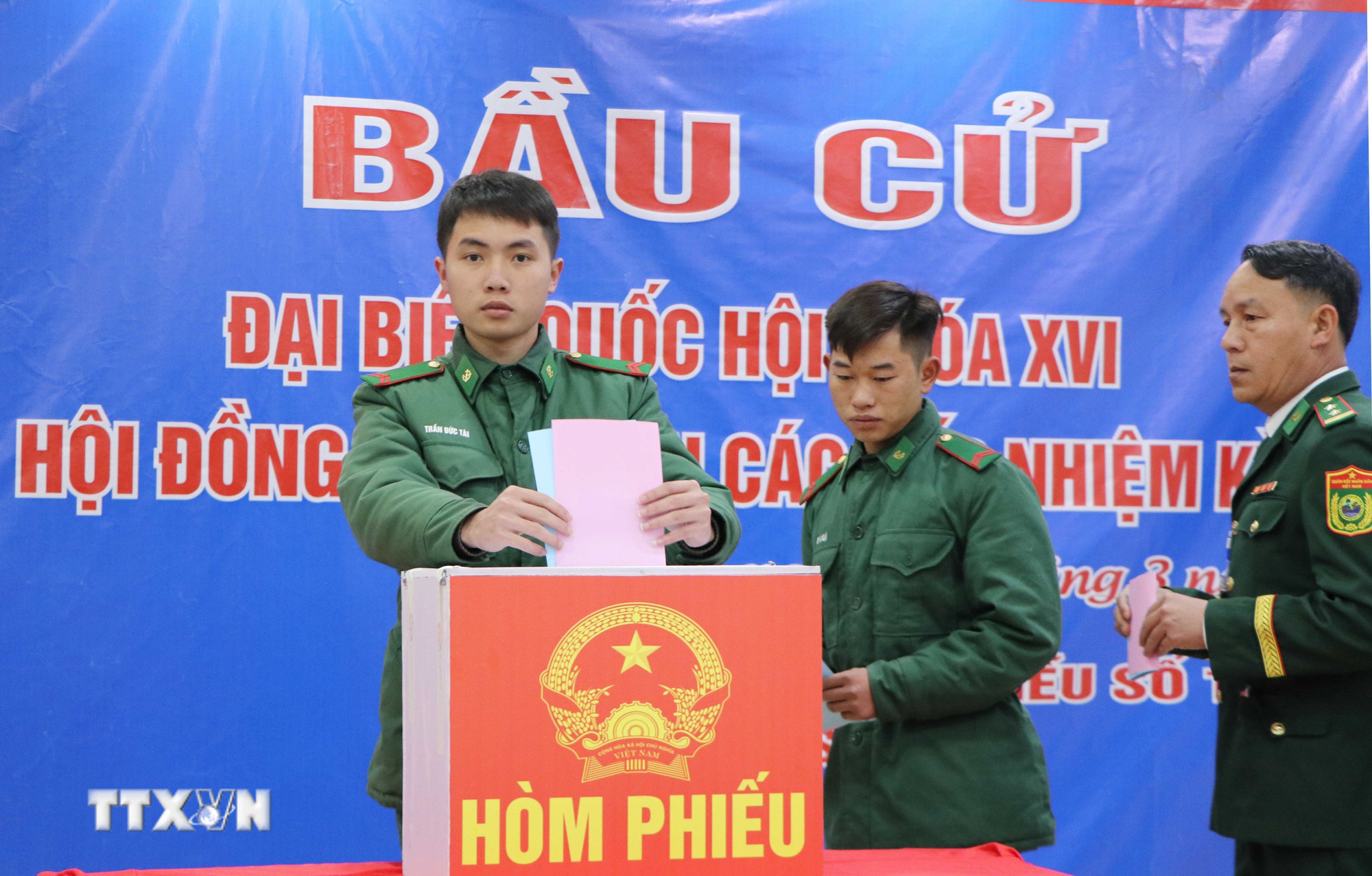 ttxvn-bau-cu-tai-don-bien-phong-dao-san-lai-chau-2.jpg
