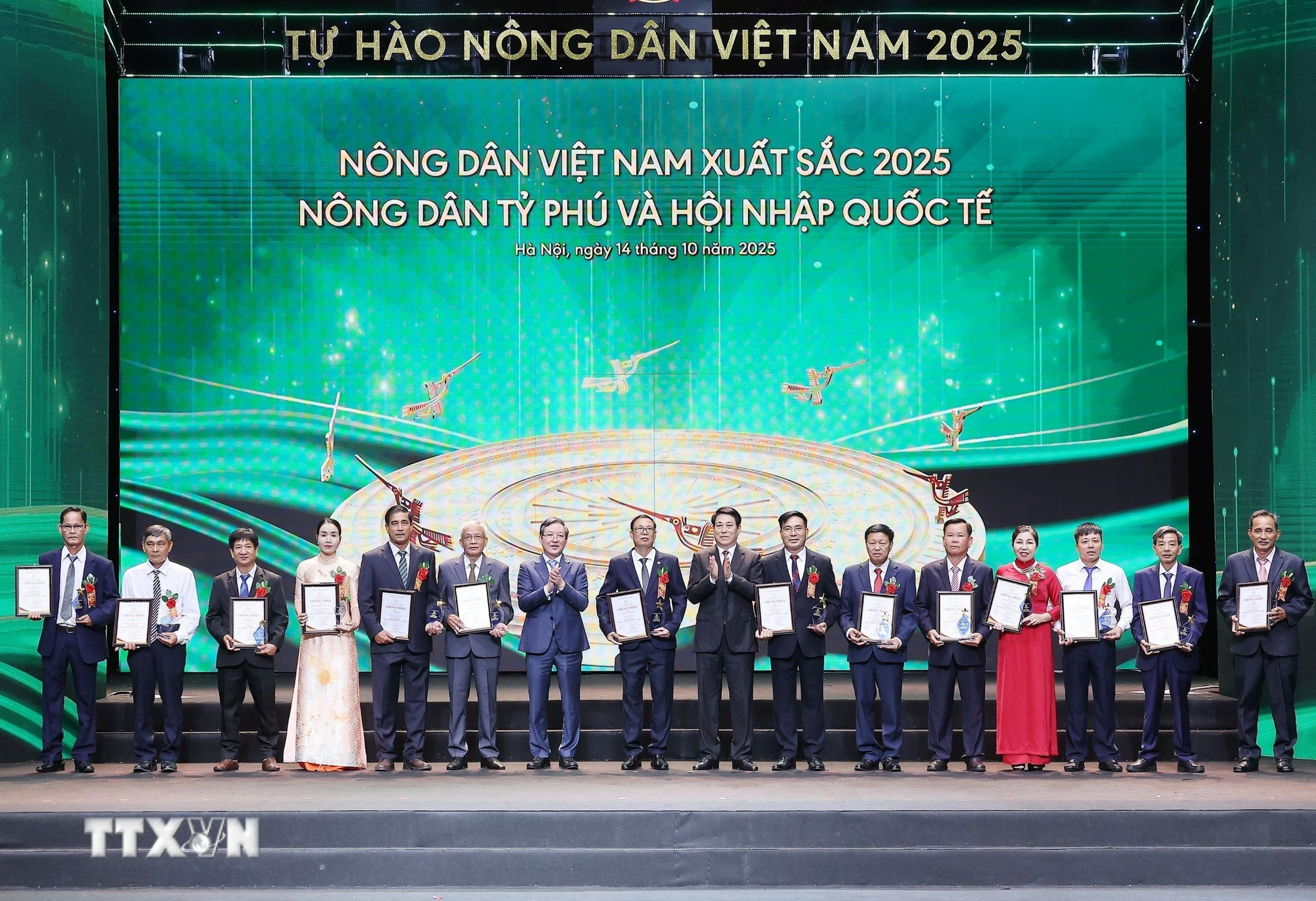 ttxvn-chu-tich-nuoc-du-le-trao-danh-hieu-nong-dan-viet-nam-xuat-sac-nam-2025-8339163.jpg