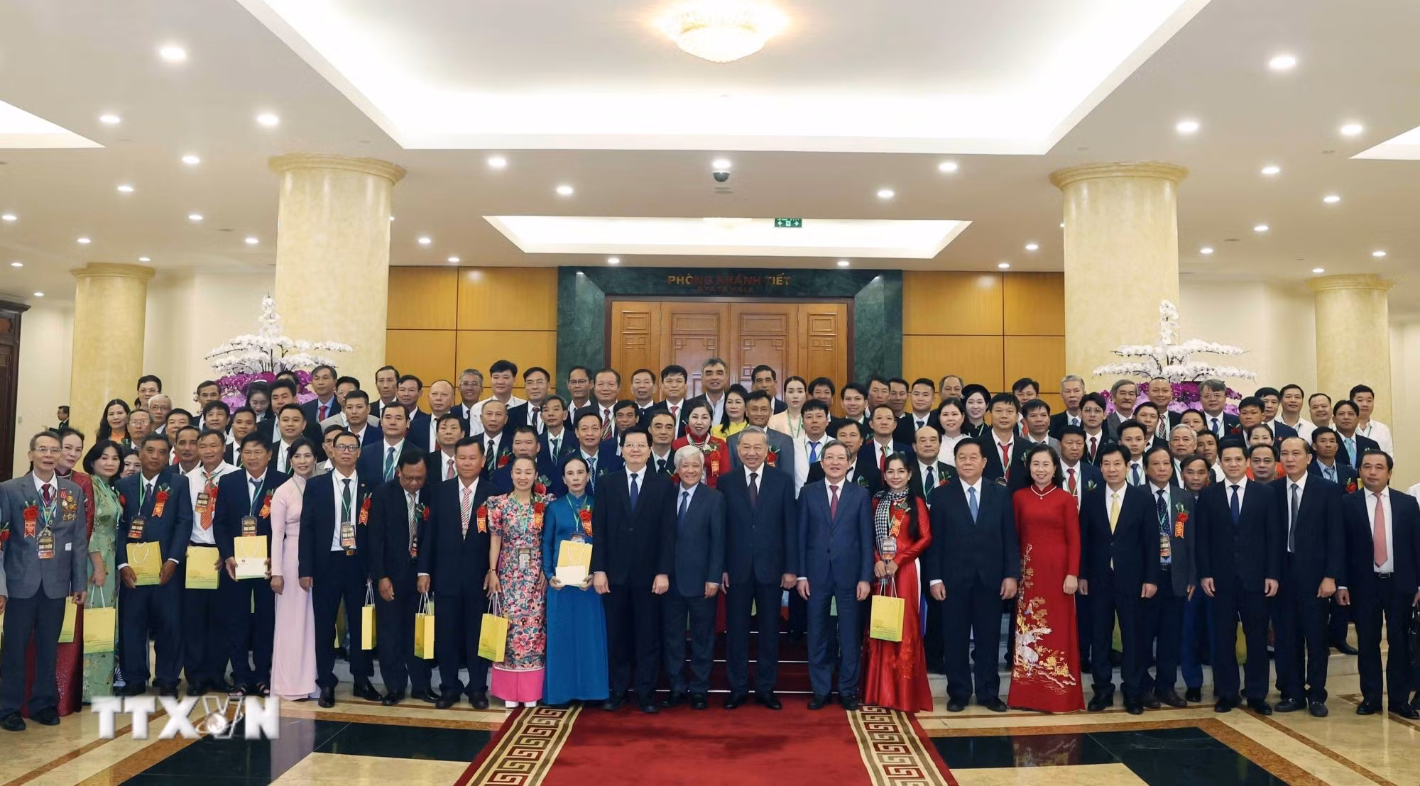 ttxvn-tong-bi-thu-gap-mat-nong-dan-xuat-sac-nha-khoa-hoc-cua-nha-nong-nam-2025-21.jpg