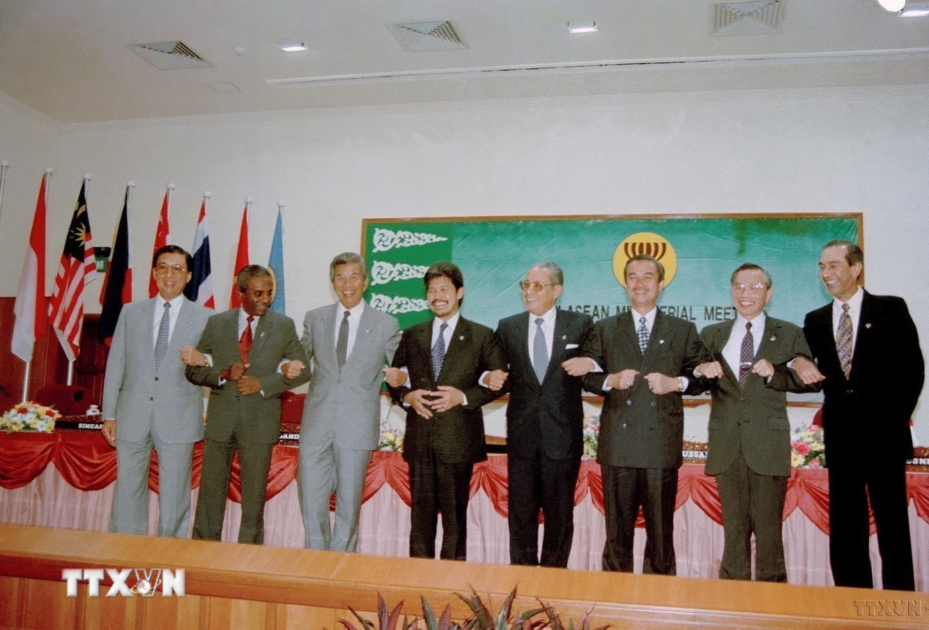 Bộ trưởng Ngoại giao Nguyễn Mạnh Cầm (thứ hai, từ phải sang), Tổng Thư ký ASEAN và các Bộ trưởng Ngoại giao ASEAN tại cuộc họp kết nạp Việt Nam trở thành thành viên chính thức thứ 7 của ASEAN, ngày 28/7/1995, tại Thủ đô Bandar Seri Begawan (Brunei). (Ảnh: Trần Sơn/TTXVN) ttxvn-viet-nam-gia-nhap-asean-2707.jpg