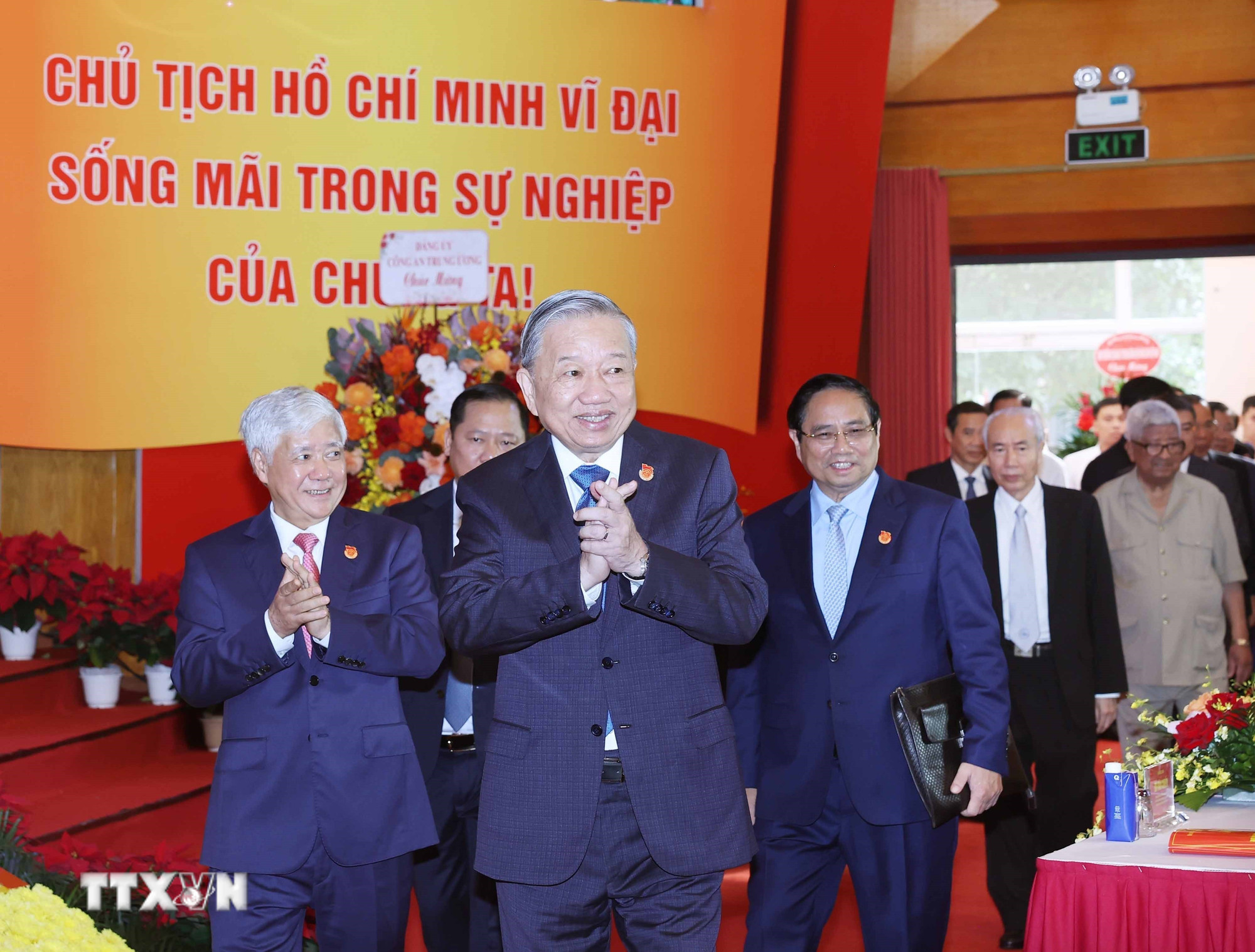 ttxvn-dai-hoi-dai-bieu-dang-bo-mat-tran-to-quoc-viet-nam-va-cac-doan-the-trung-uong-lan-thu-nhat-23-2.jpg
