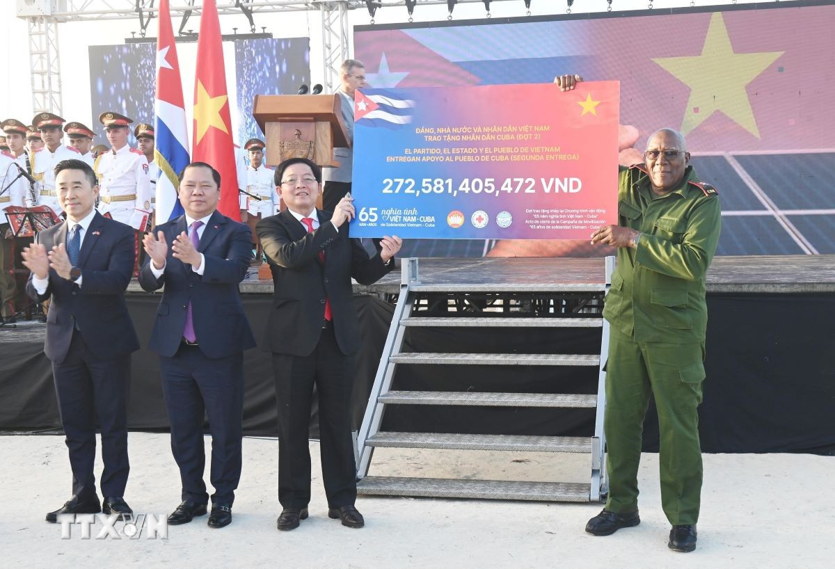 ttxvn-cuba-long-trong-ky-niem-65-nam-quan-he-ngoai-giao-voi-viet-nam-0312-4.jpg