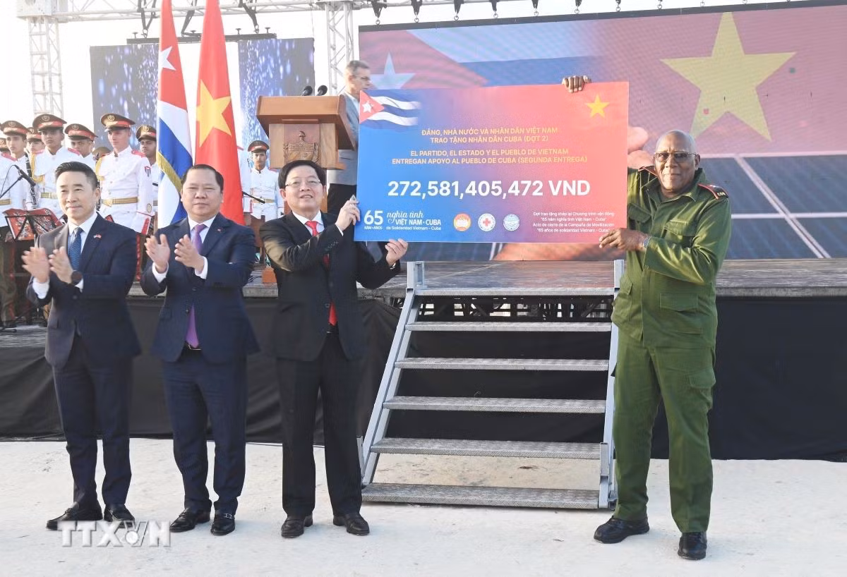 ttxvn-cuba-long-trong-ky-niem-65-nam-quan-he-ngoai-giao-voi-viet-nam-0312-4.jpg