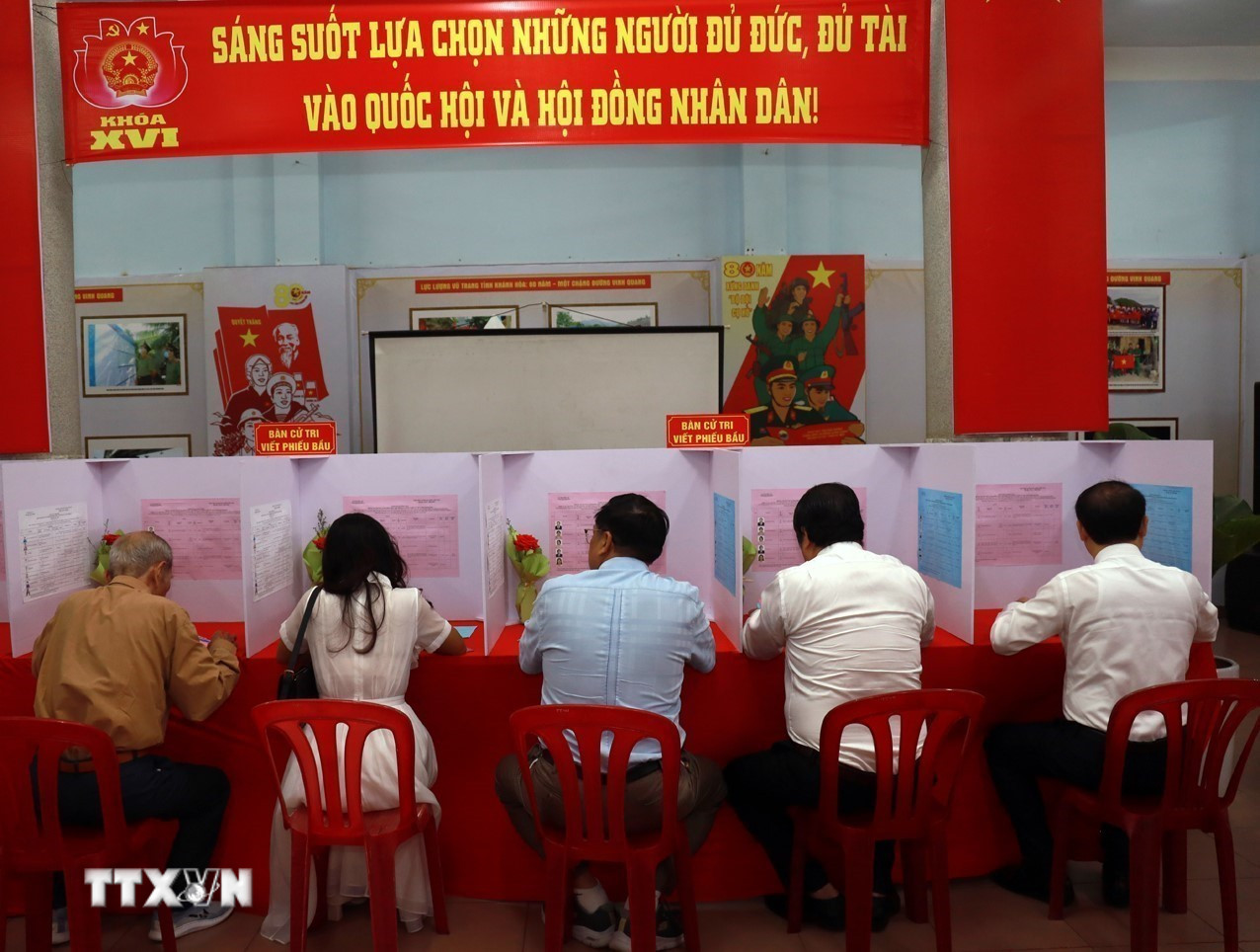 ttxvn-hon-16-trieu-cu-tri-tinh-khanh-hoa-tham-gia-bau-cu-8641703.jpg