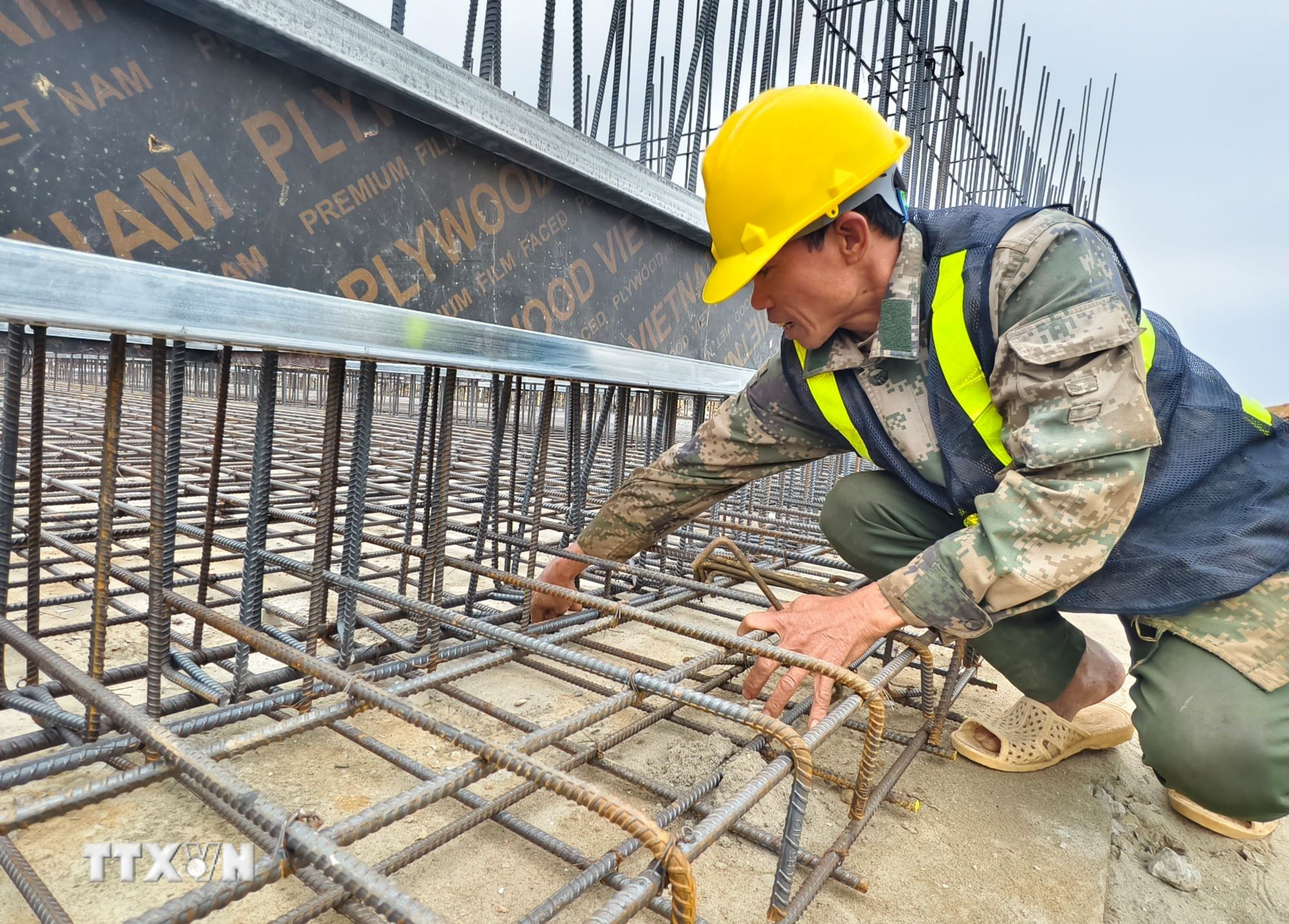 ttxvn-dai-hoi-xiv-cua-dang-ron-rang-khi-the-tren-nhung-cong-trinh-ha-tang-khu-cong-nghiep-4.jpg