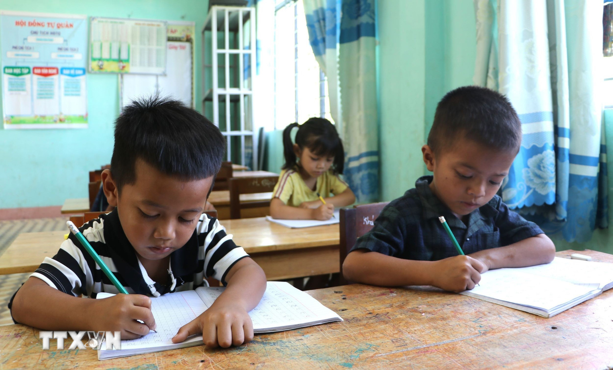 ttxvn-hoc-sinh-dan-toc-thieu-so-06.jpg
