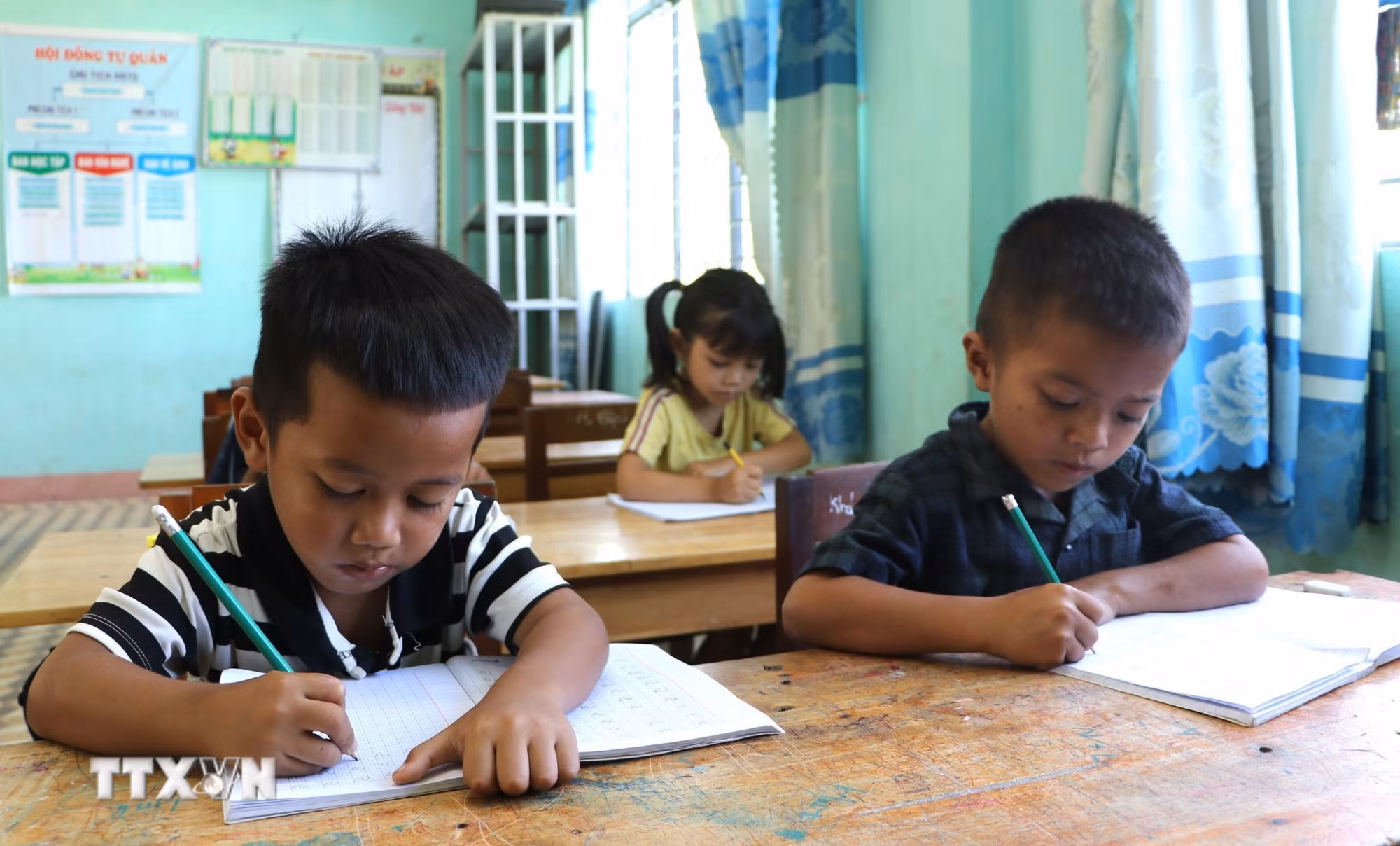 ttxvn-hoc-sinh-dan-toc-thieu-so-06.jpg