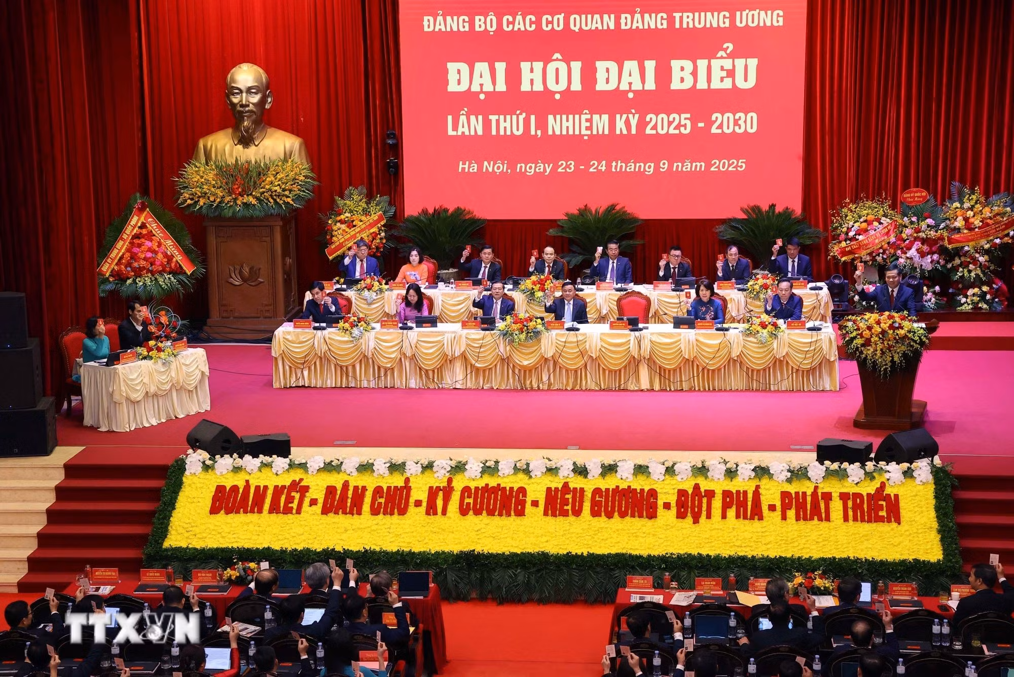 ttxvn-be-mac-dai-hoi-dai-bieu-dang-bo-cac-co-quan-dang-trung-uong-lan-thu-nhat-5.jpg